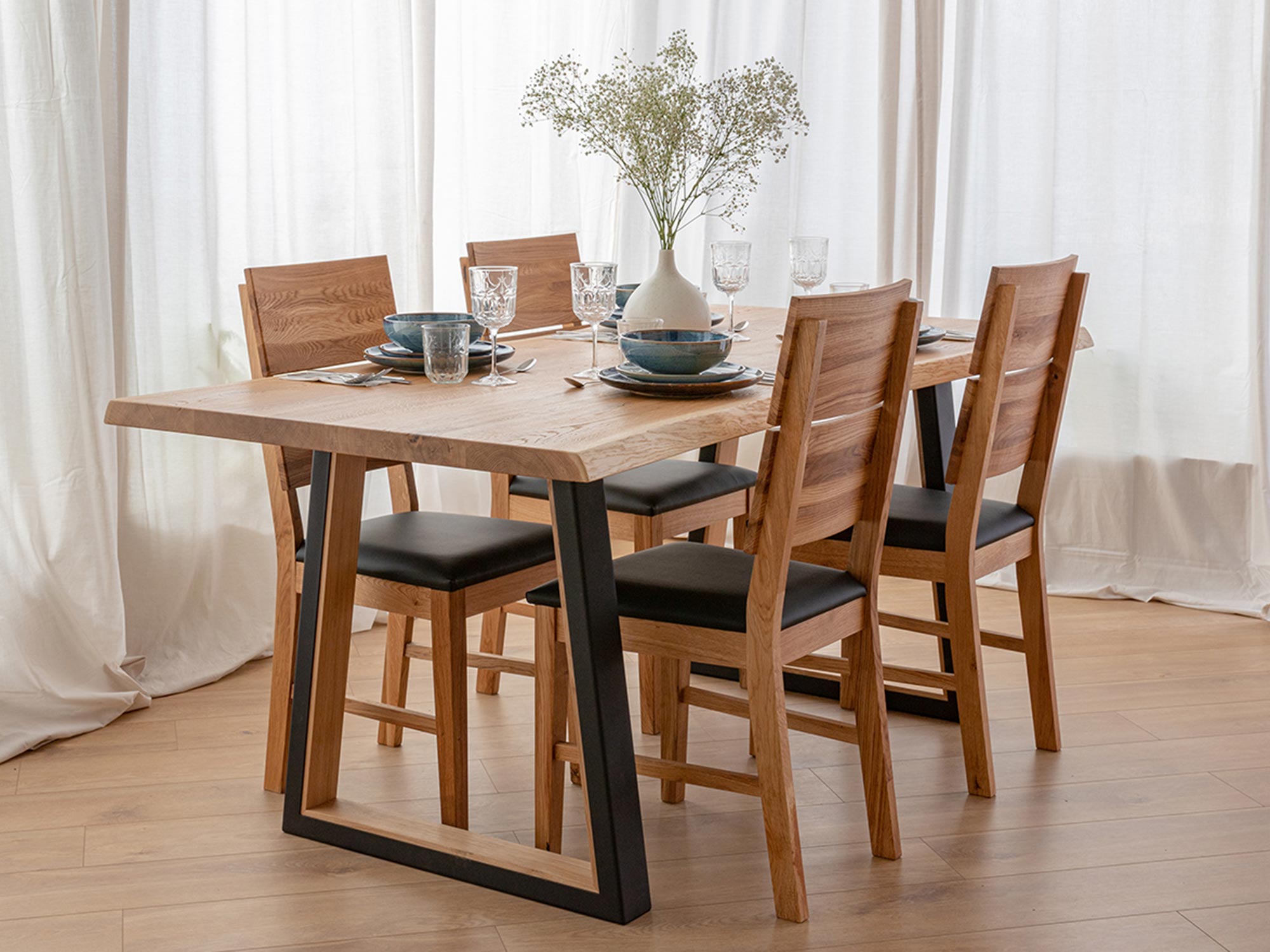 Skandynawska jadalnia z masywnym stołem z drewna dębowego