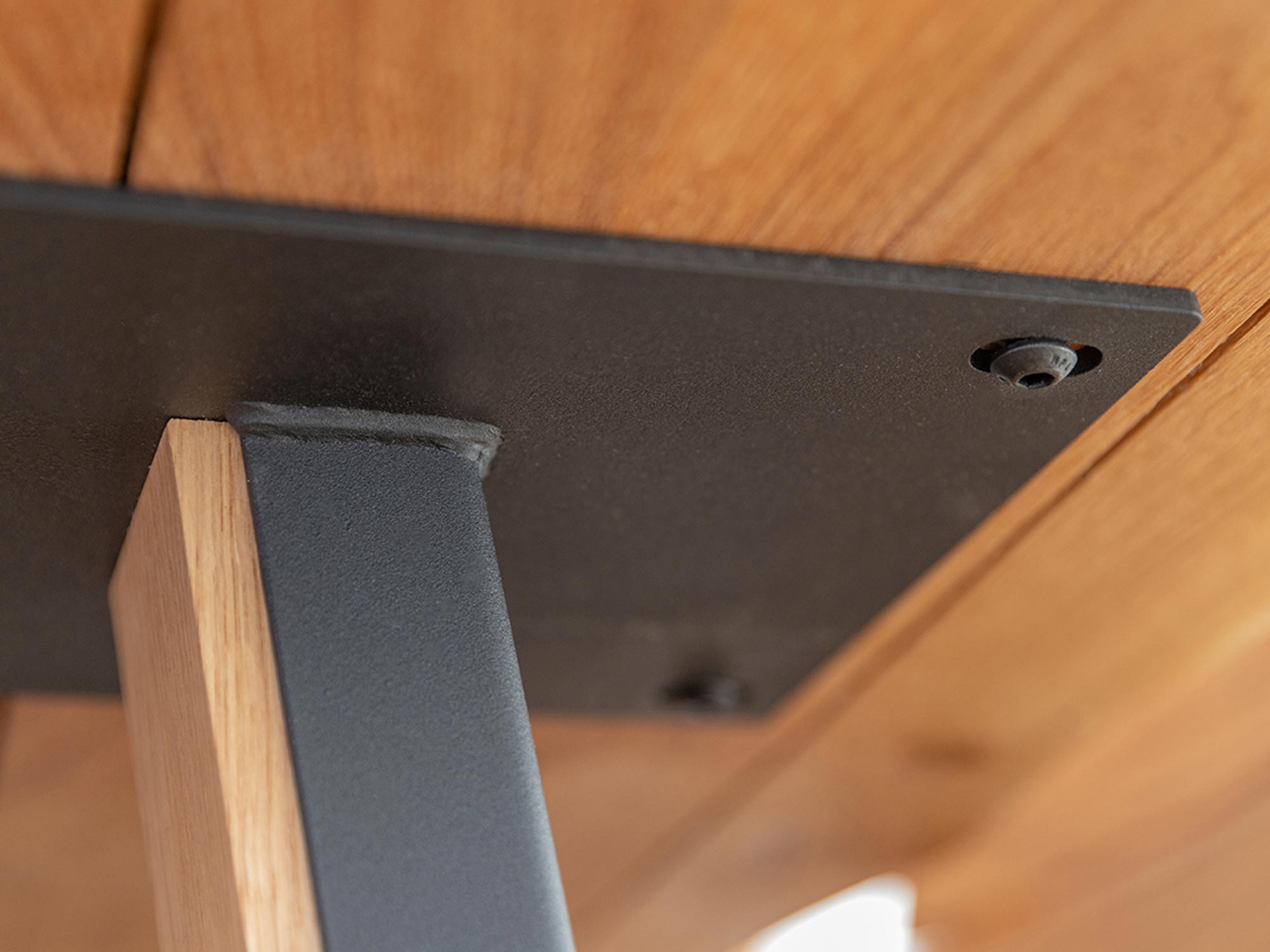 Mocowanie dolne stołu dębowego