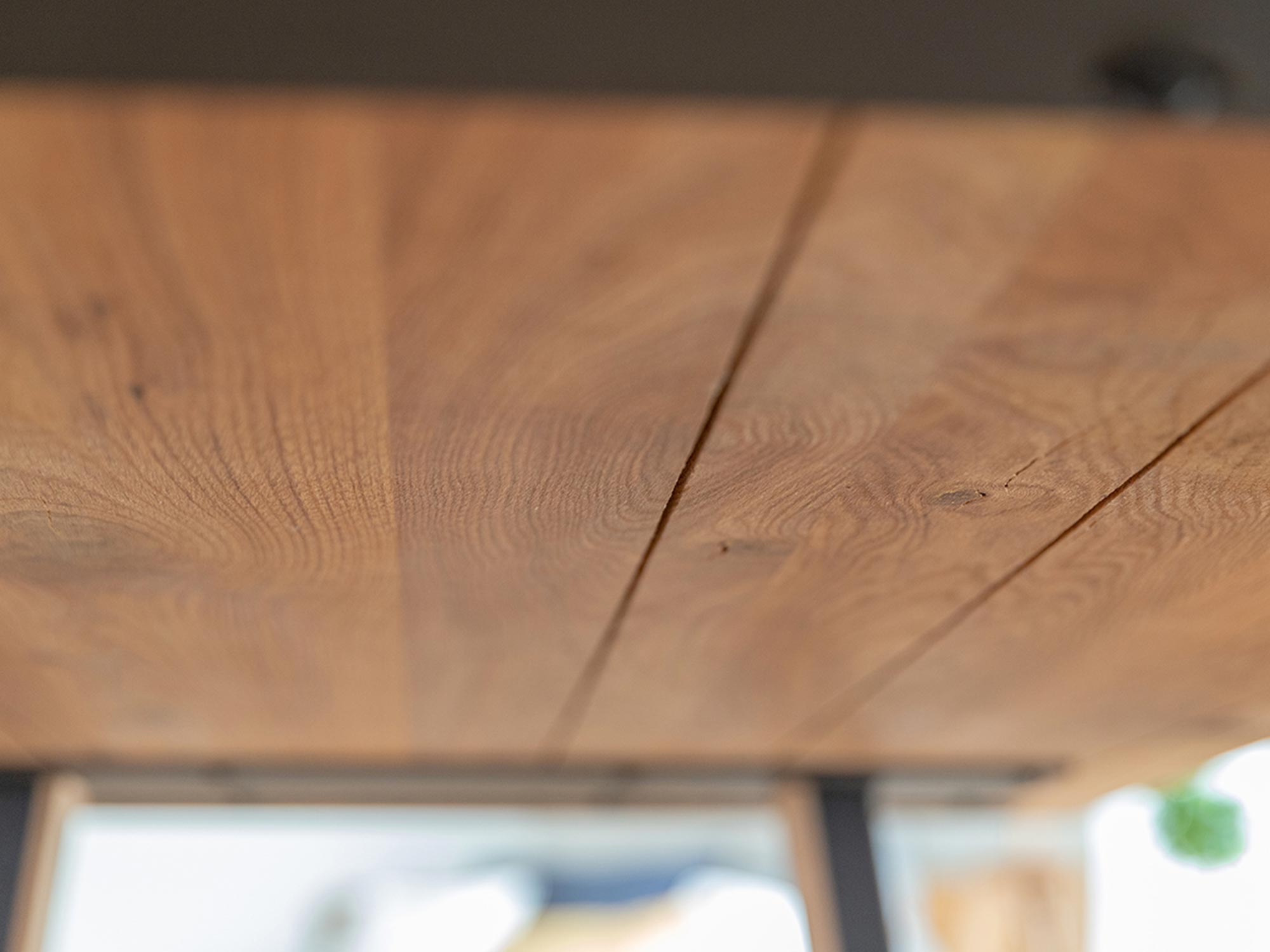 Dębowy stół jadalniany z widoczną strukturą drewna