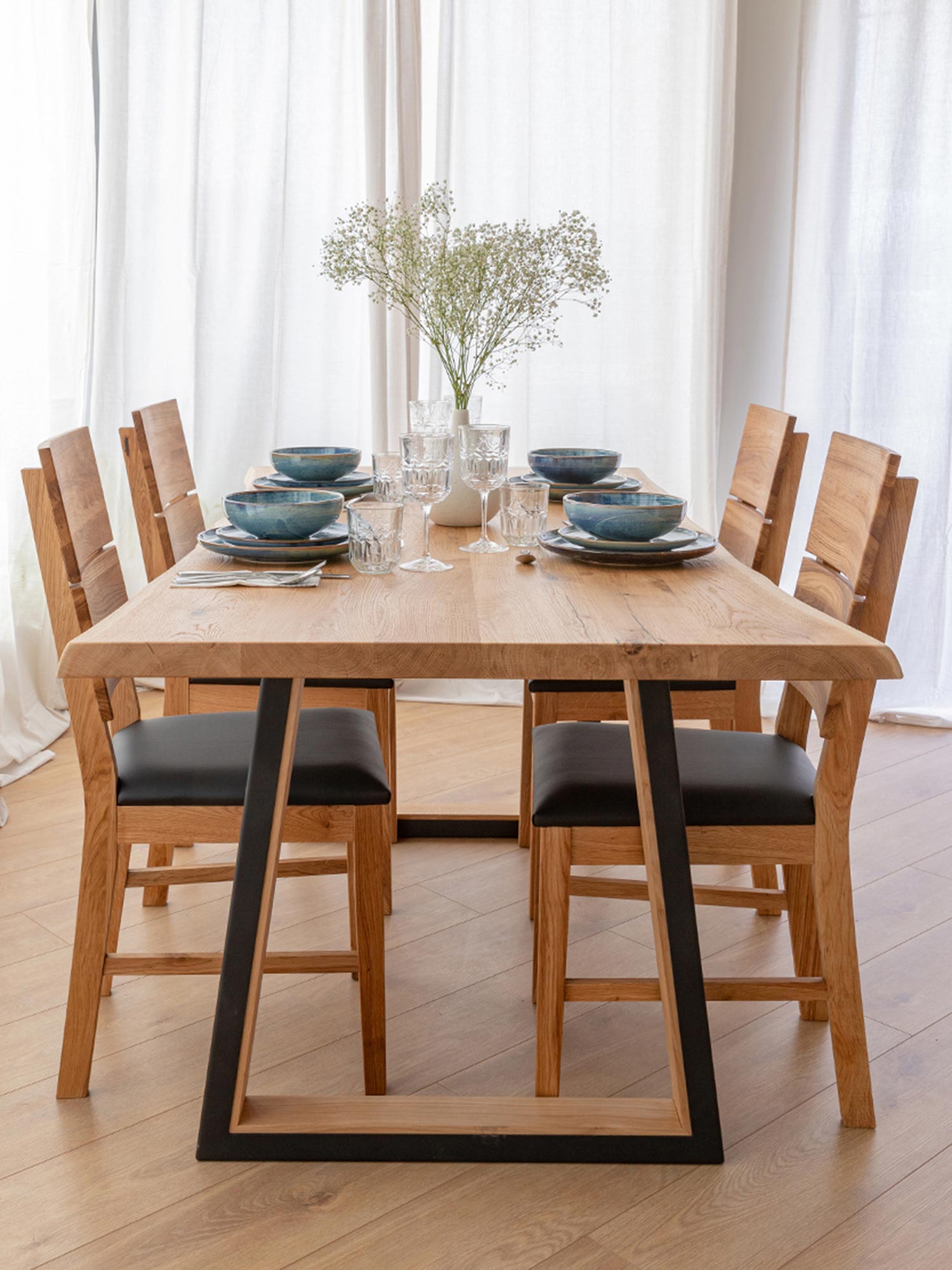 Stylowa jadalnia z dębowym stołem