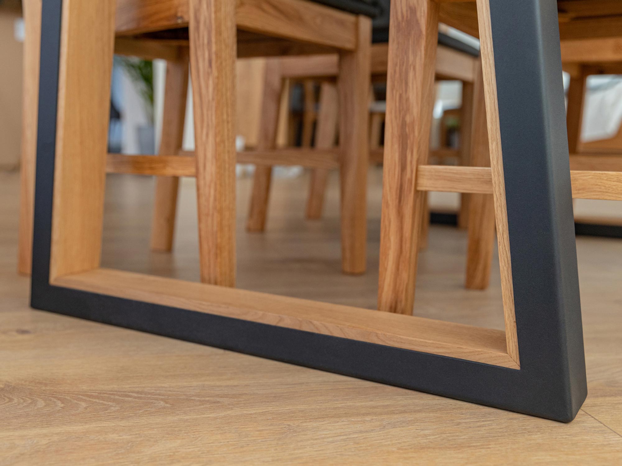 Metalowe mocowania nóg solidnego stołu z drewna dębowego