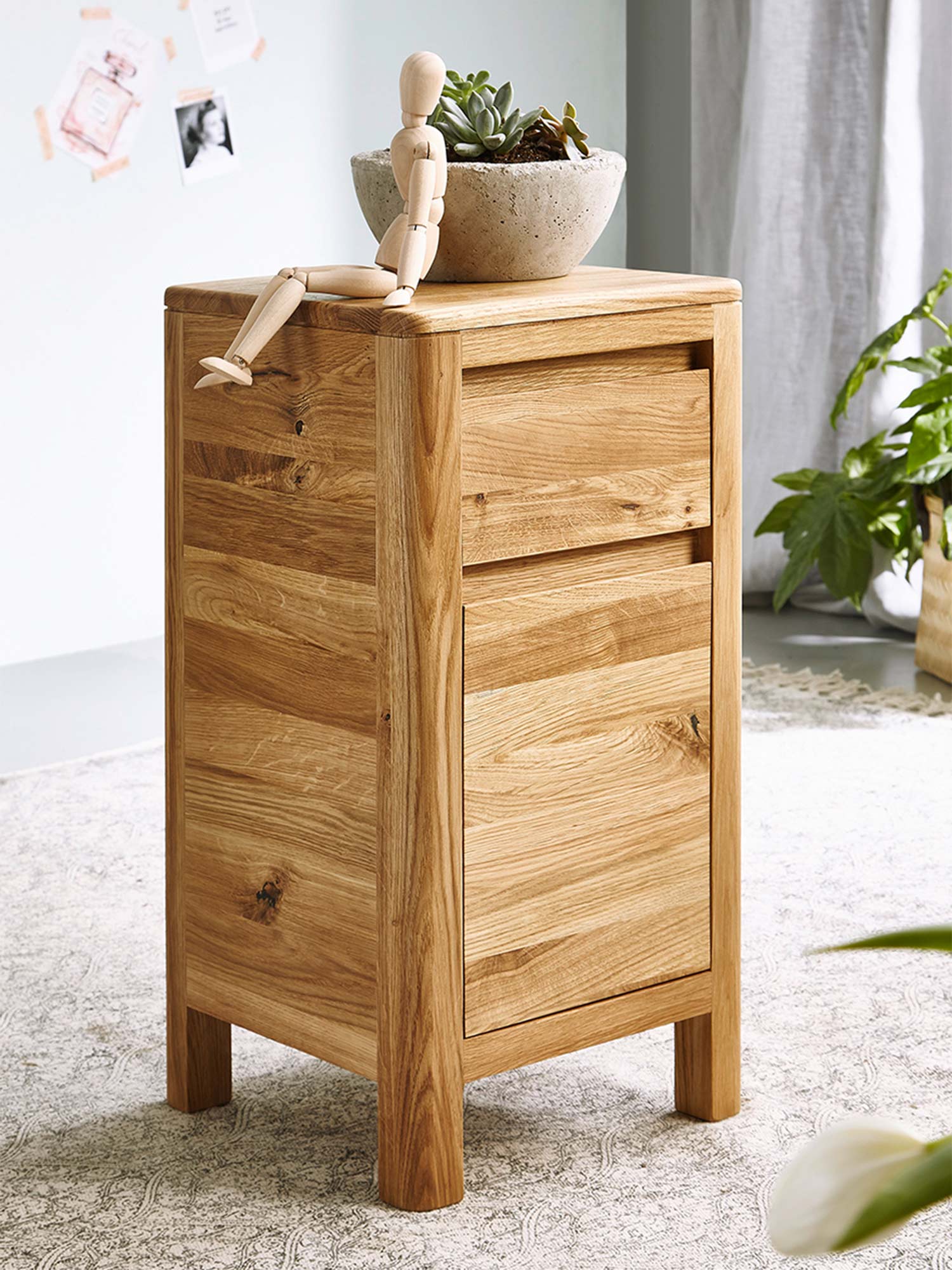 Kompaktowa szafka z dębu z minimalistycznym wykończeniem