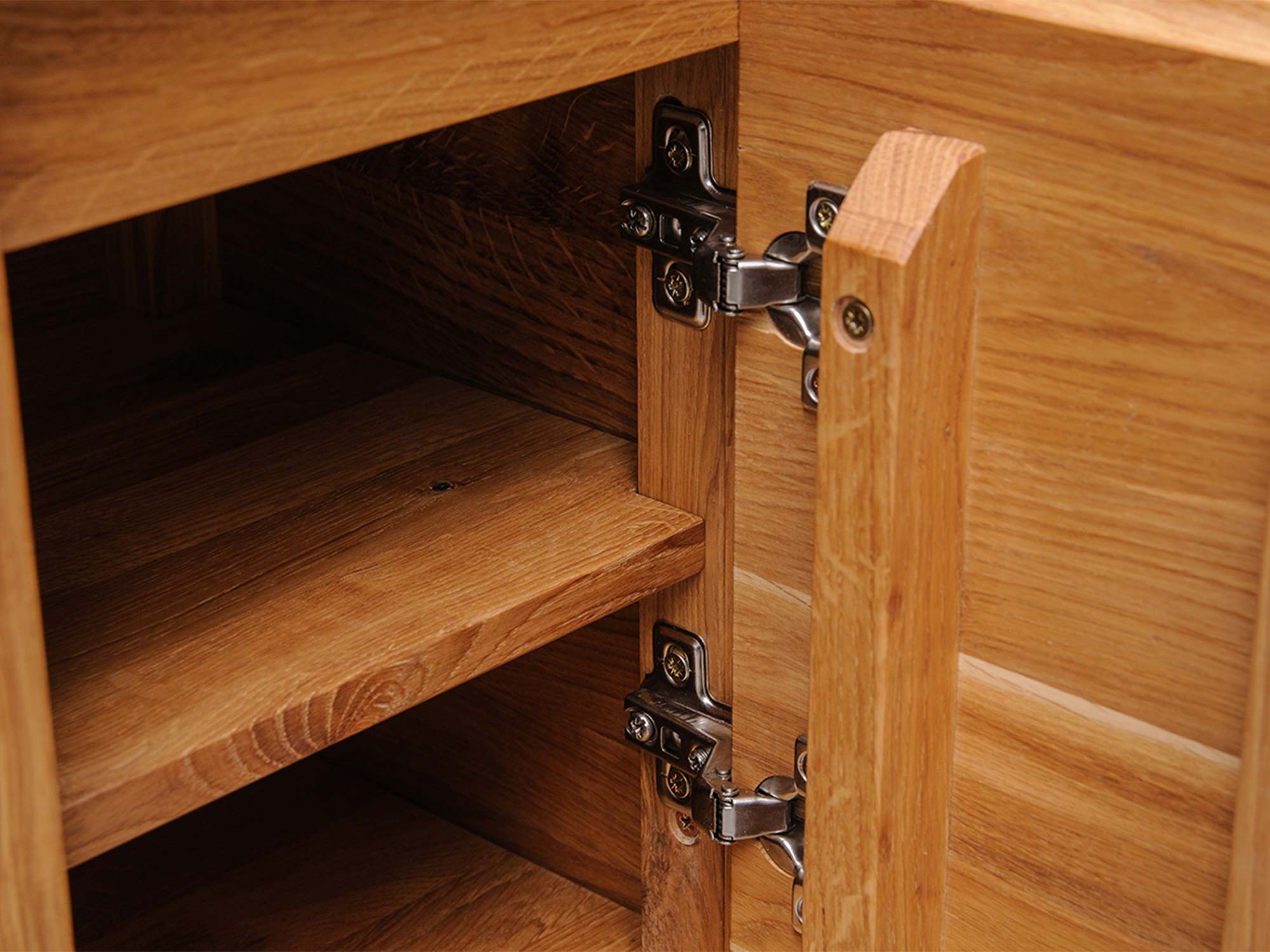 Środek wysokiej komody