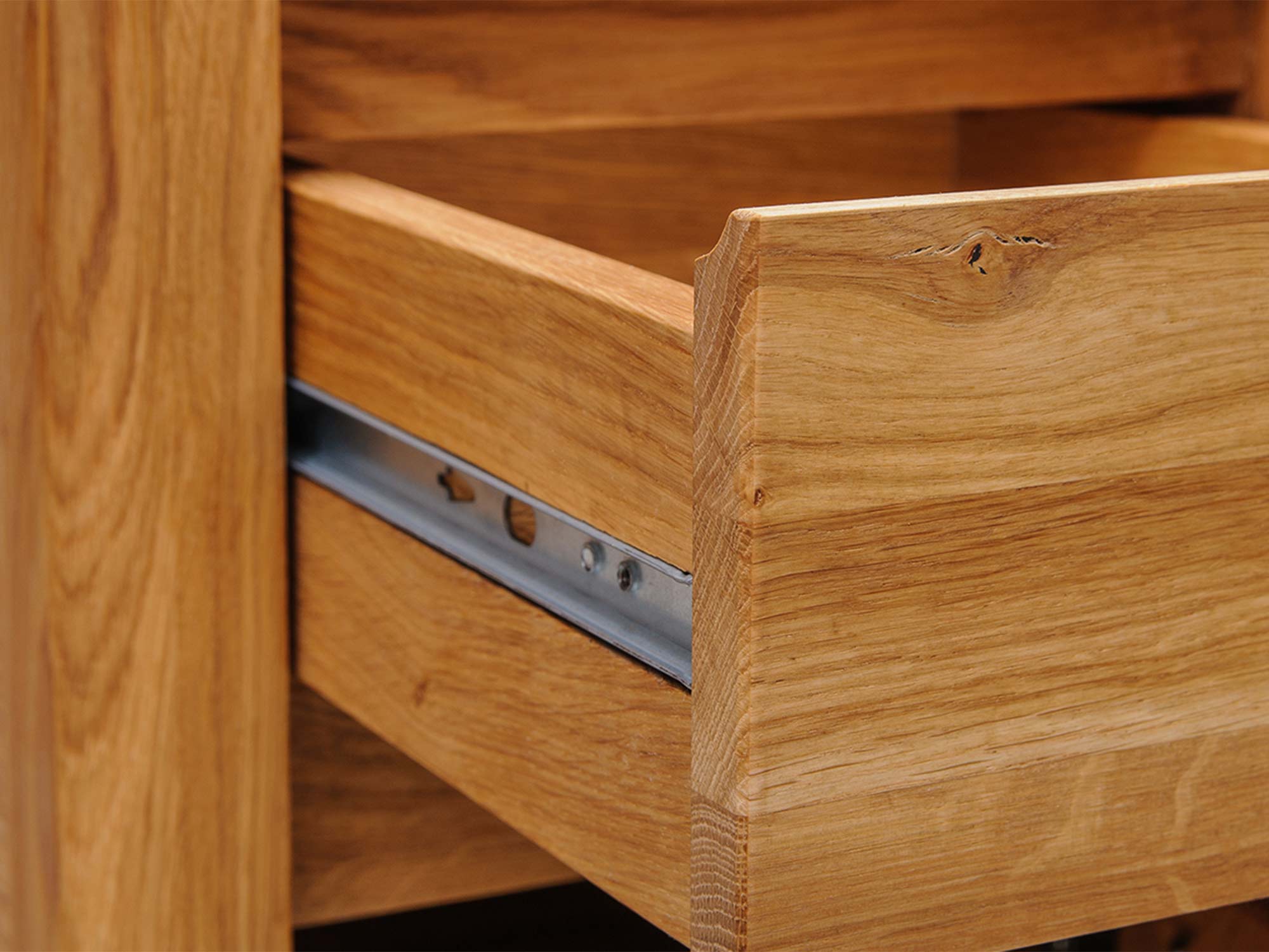 Zawiasy i półka w szafce z litego drewna dębowego