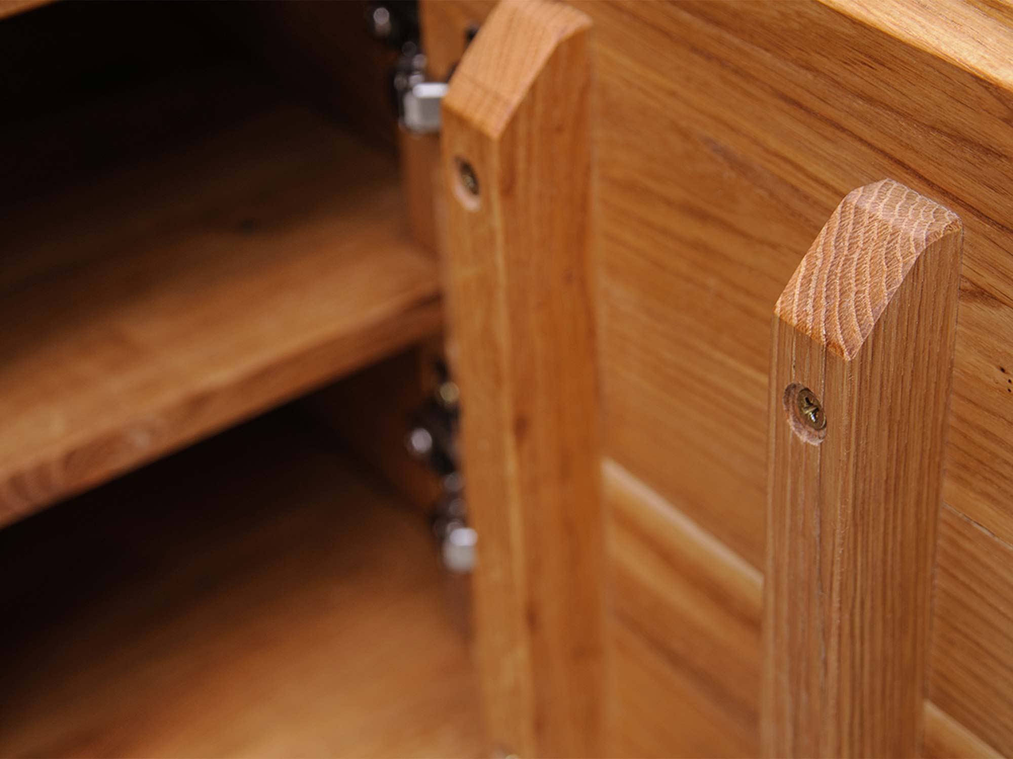 Wnętrze szafki z drewna z regulowaną półką