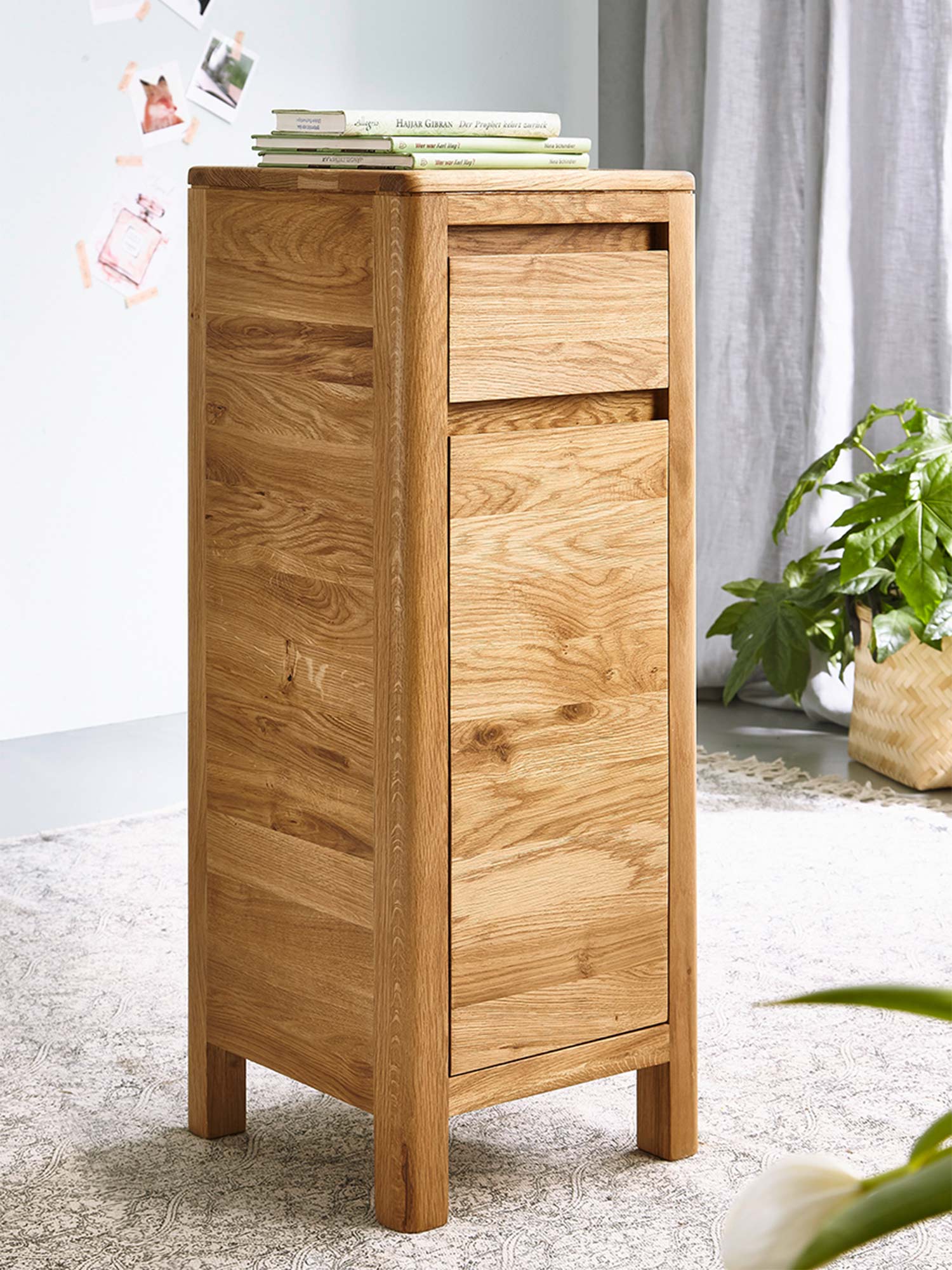 Wysoka wąska komoda w kolorze naturalnym