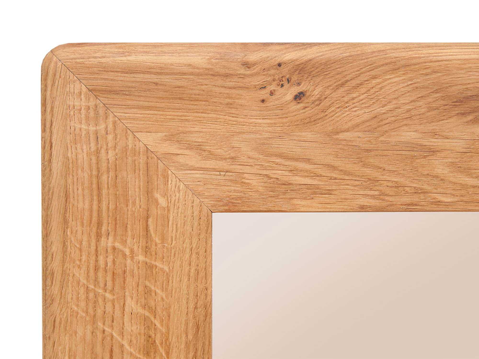 Detal narożnika ramy lustra z litego drewna