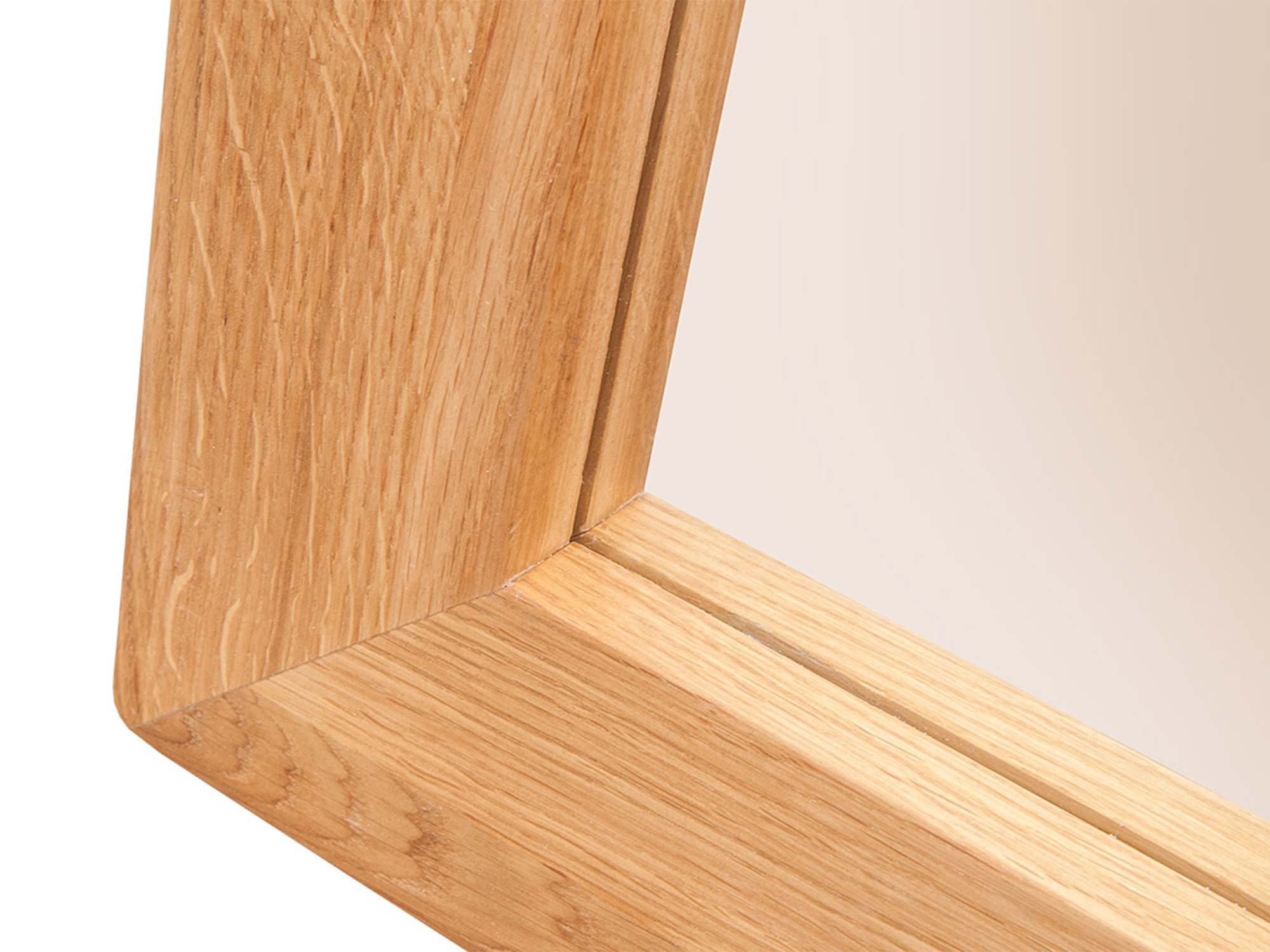 Frezowana rama lustra z wyrazistym rysunkiem drewna