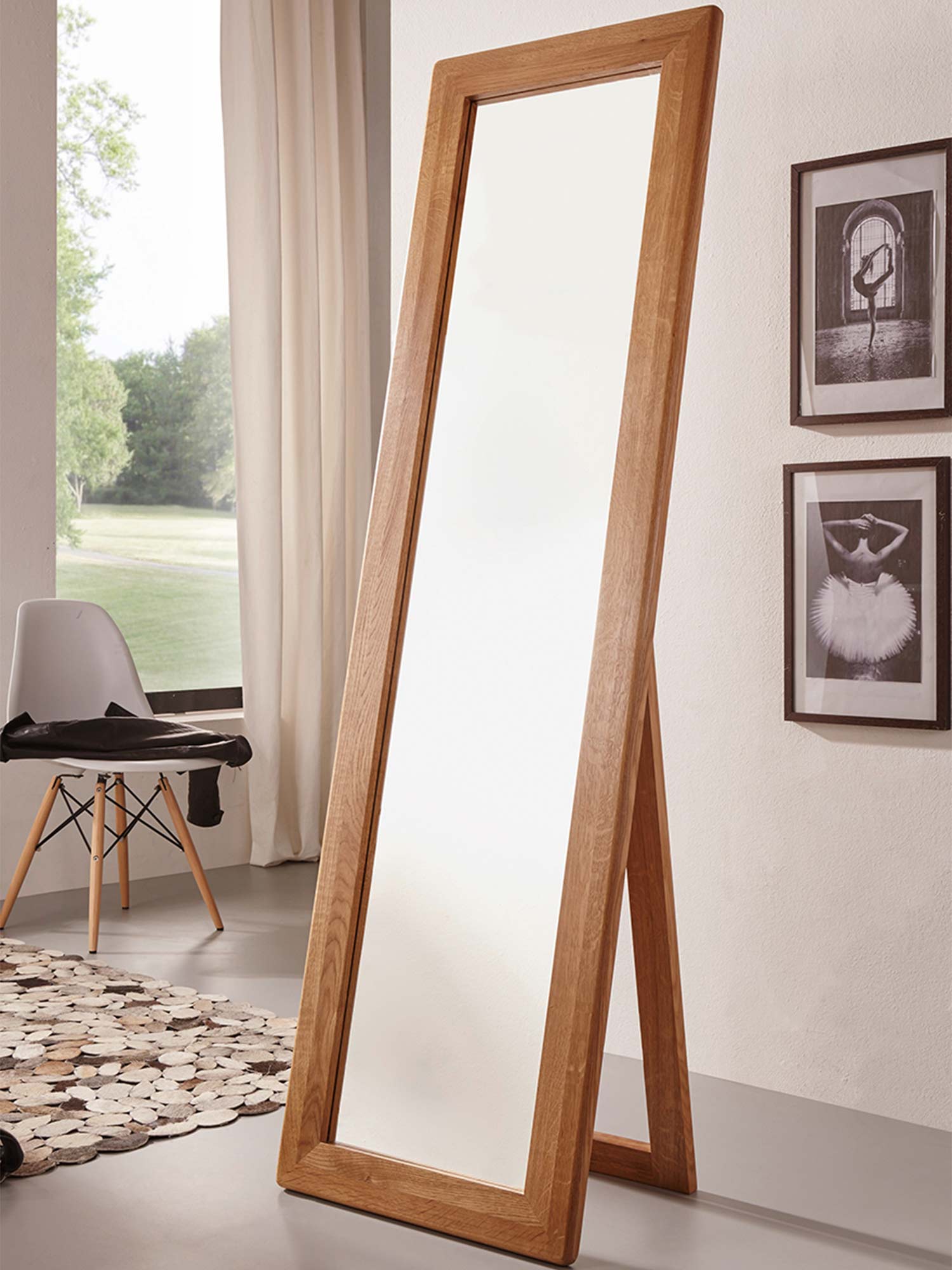 Stojące lustro z drewnianą ramą