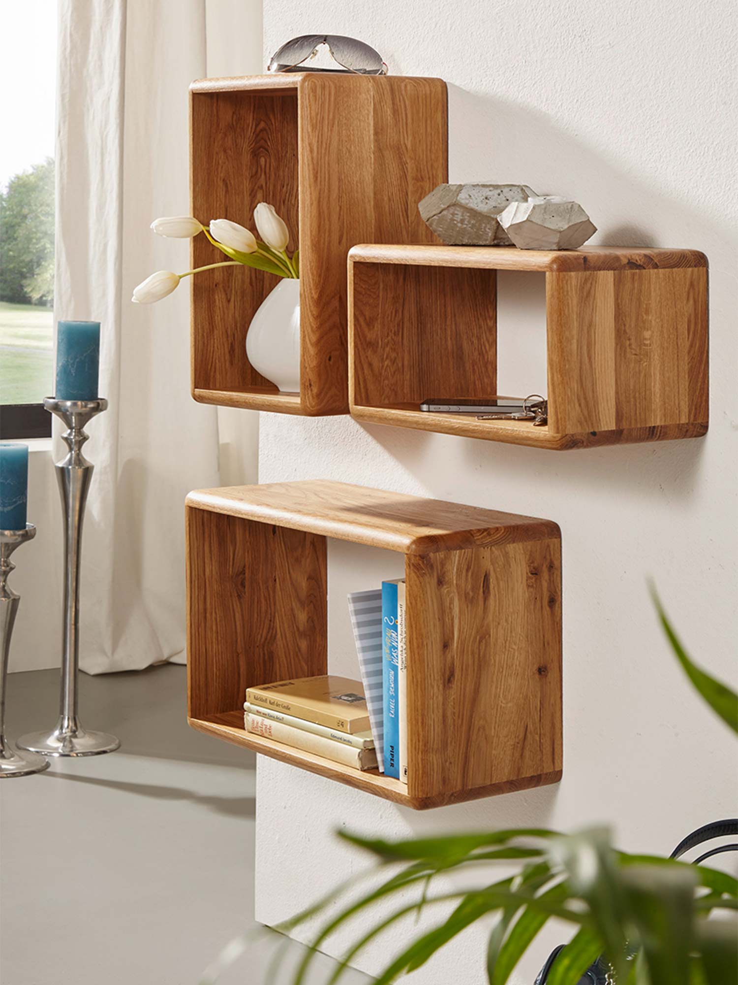 Zestaw wiszących półek dębowych w nowoczesnym wnętrzu