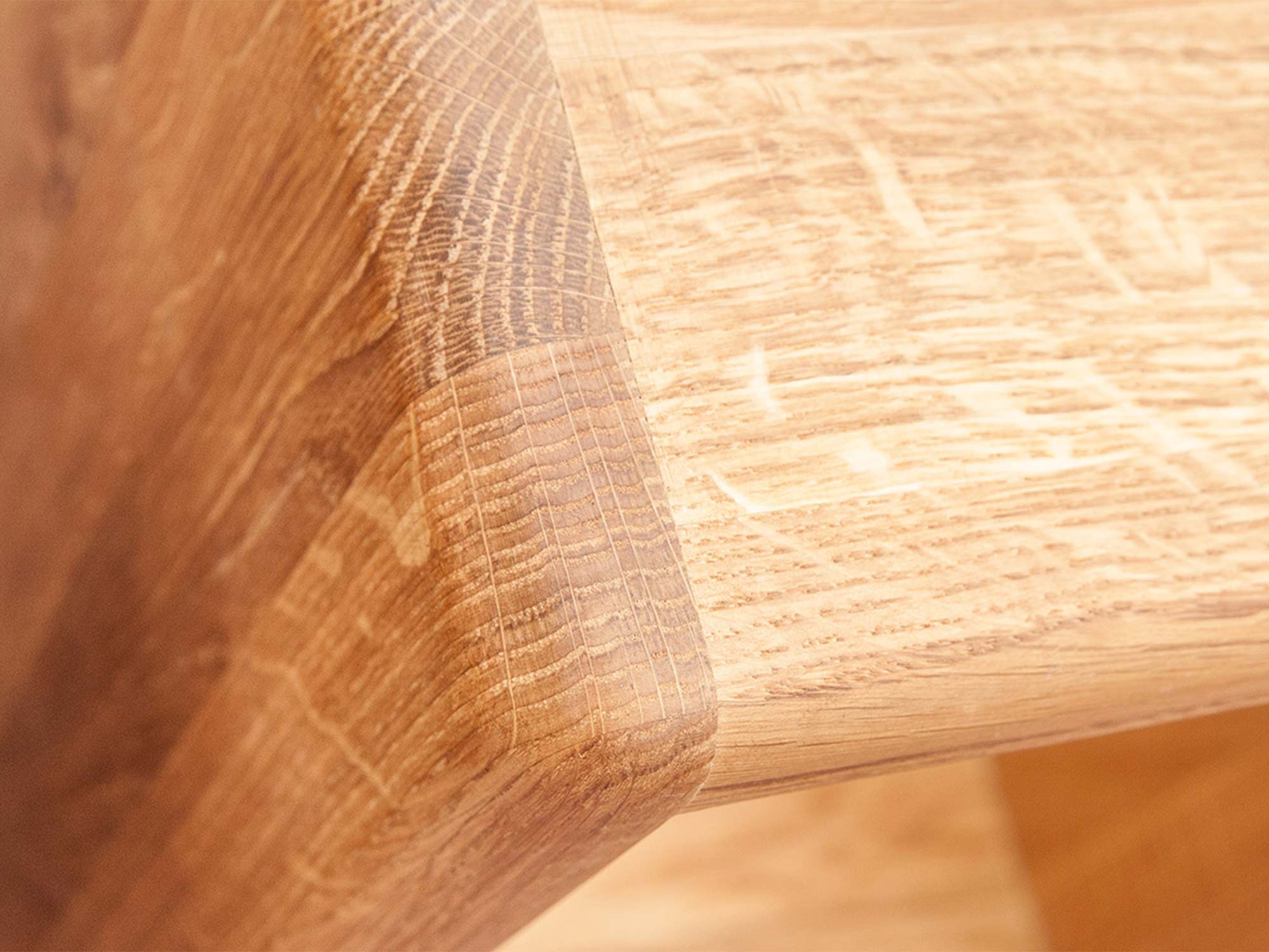 Zbliżenie na słój i fakturę drewna w półkach