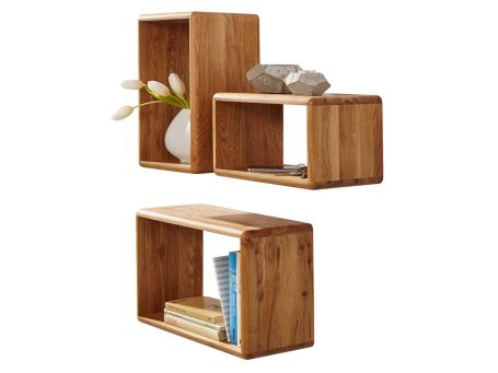 Dekoracyjne półki z litego drewna na ścianie w salonie