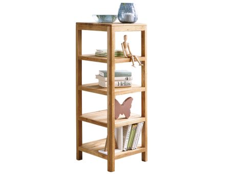 Regał dębowy z dekoracjami w aranżacji skandynawskiej