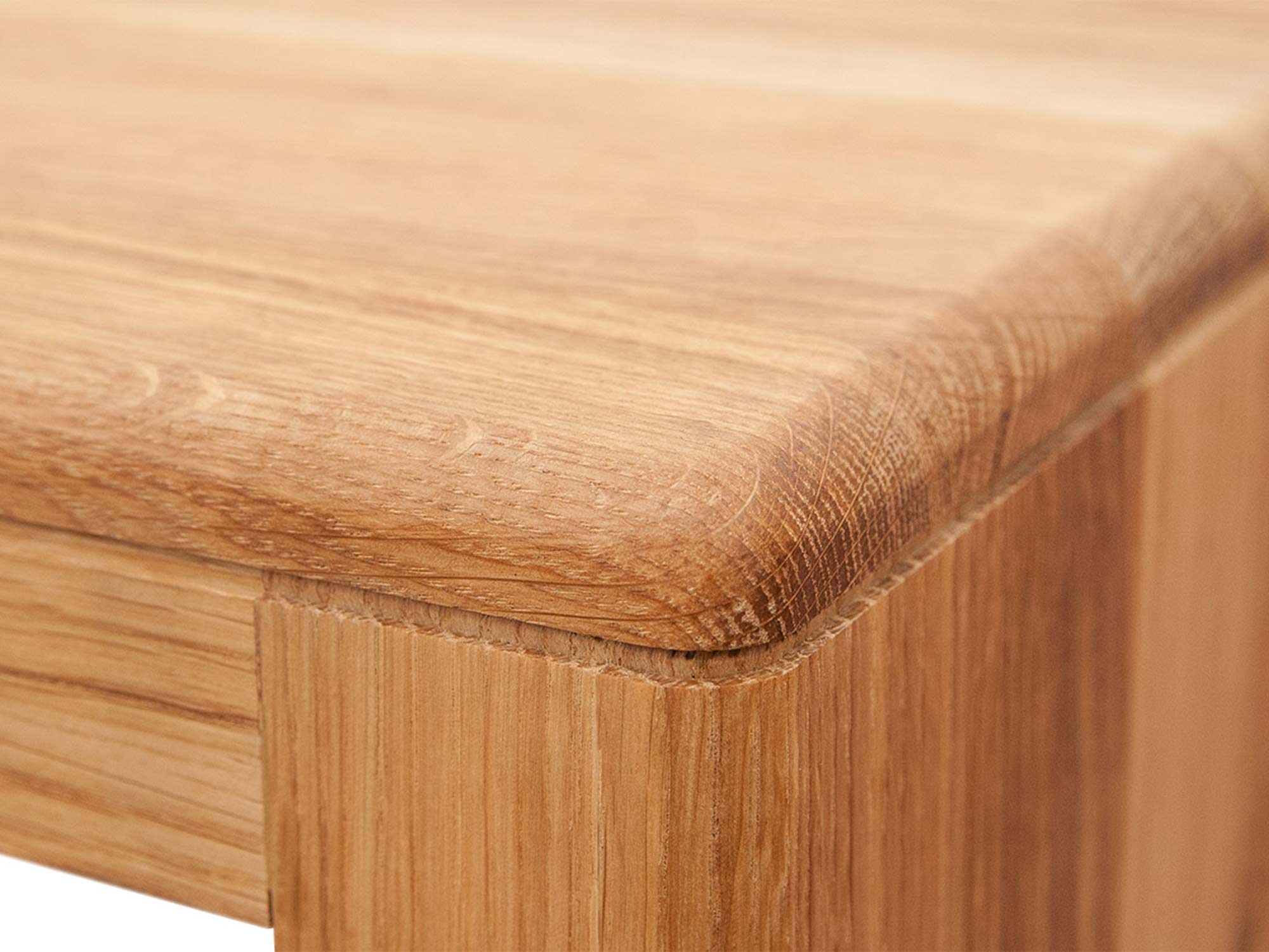 Blat z zaokrągloną krawędzią w ławce z drewna