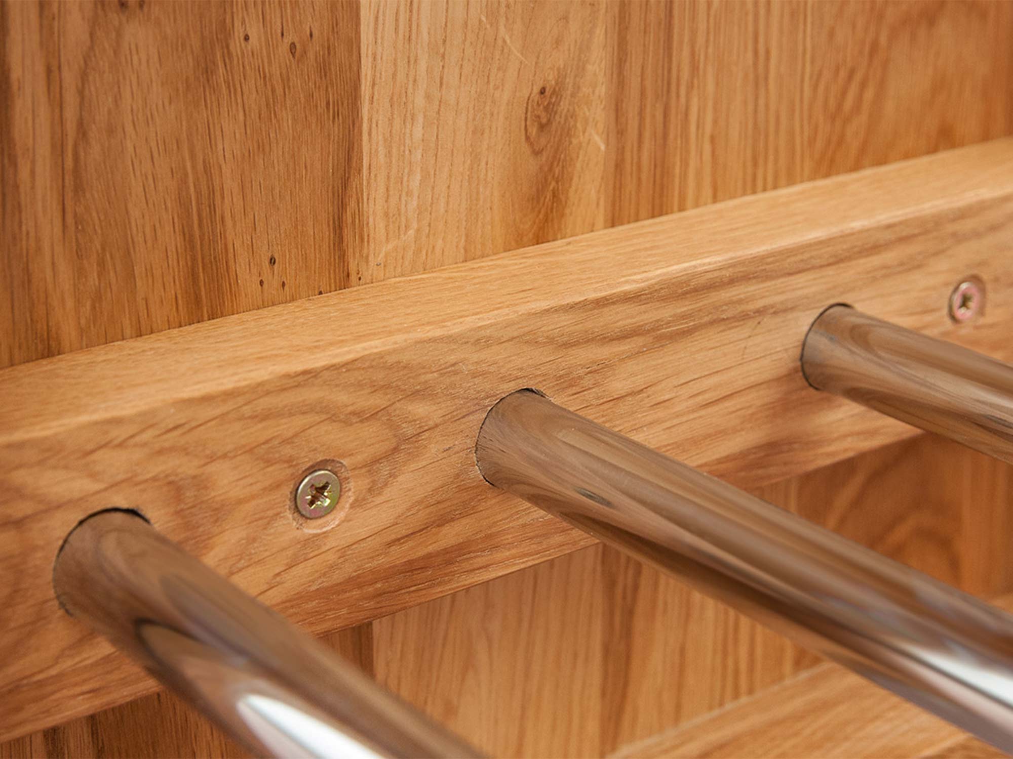 Metalowa półka na buty w ławce z naturalnego dębu