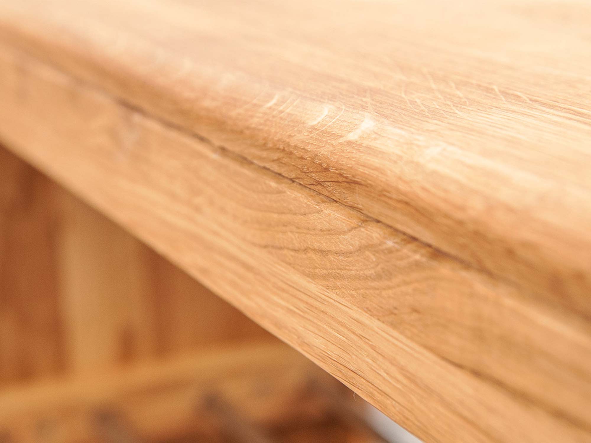 Zaokrąglony narożnik blatu ławki z litego drewna