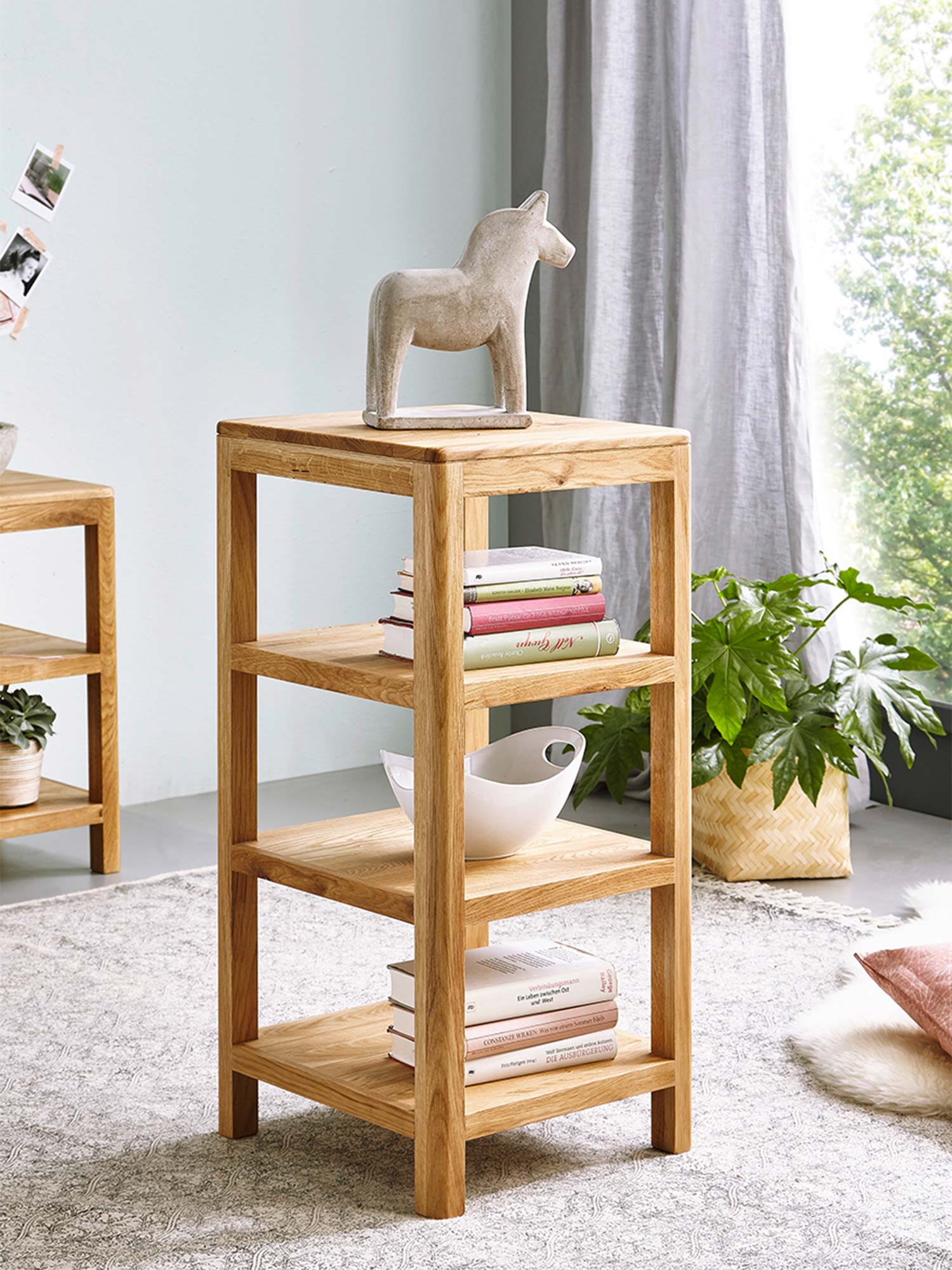 Regał w stylu skandynawskim z dekoracjami i książkami