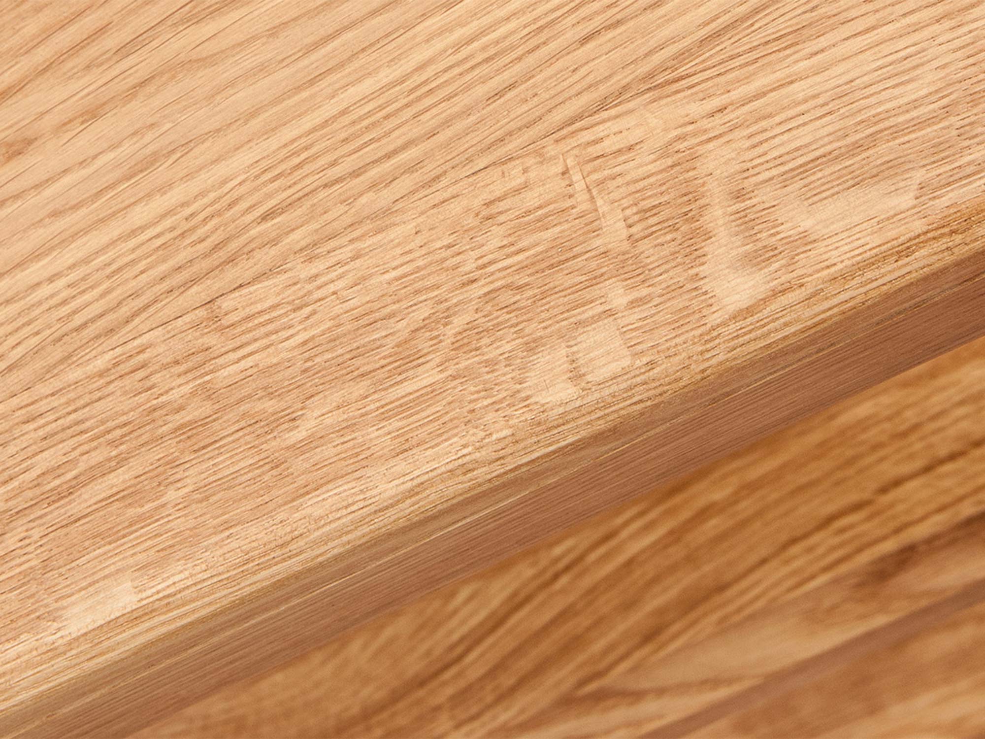 Róg półki z dębu z widocznym frezem i zaokrągleniem