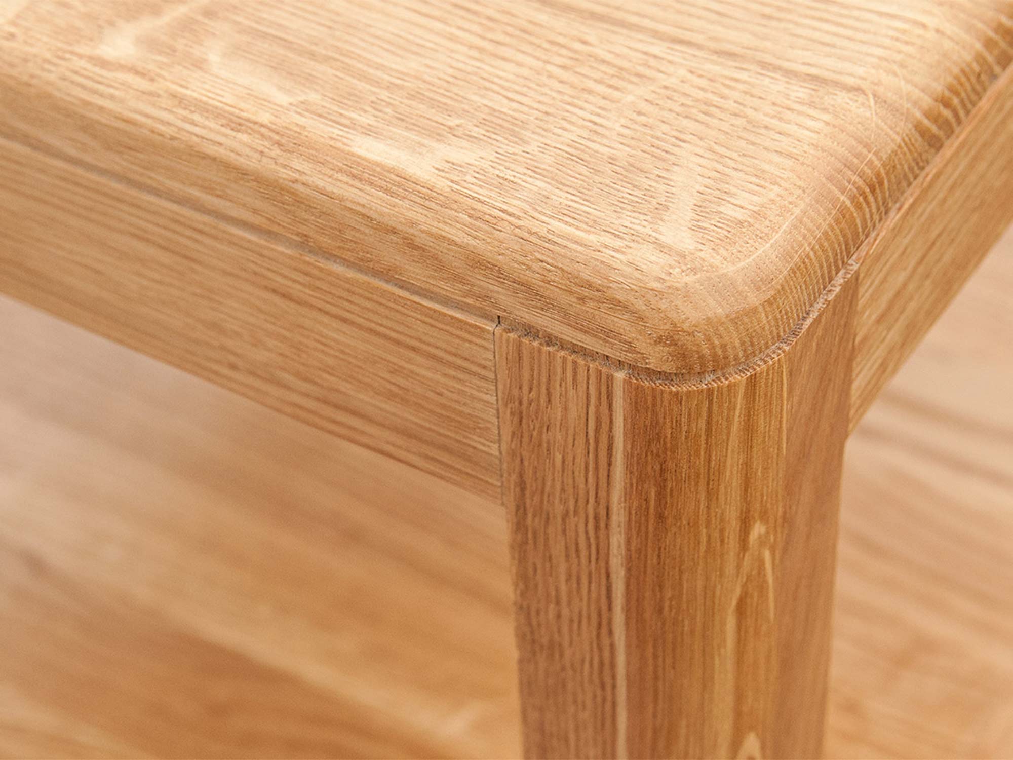 Zaokrąglony róg blatu z litego drewna dębowego