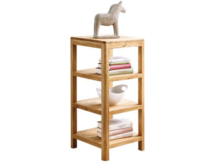 Regał z trzema półkami i ozdobną dekoracją w stylu naturalnym