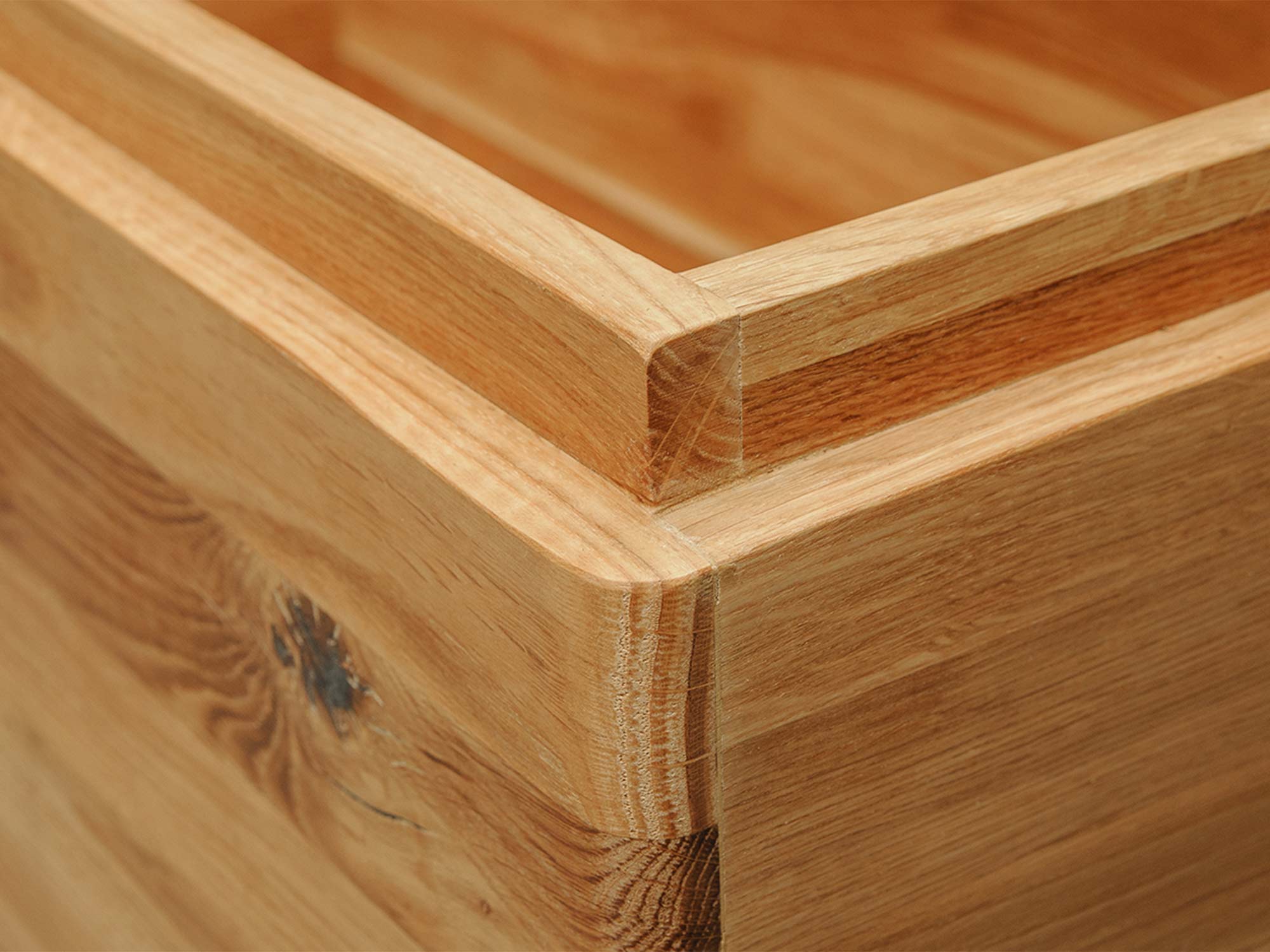 Skrzynia z litego drewna z widocznymi sękami i wiekiem