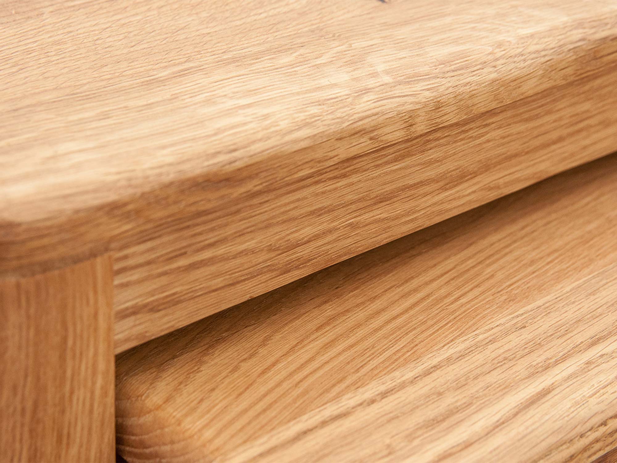 Krawędź blatu z litego dębu w klasycznym stylu