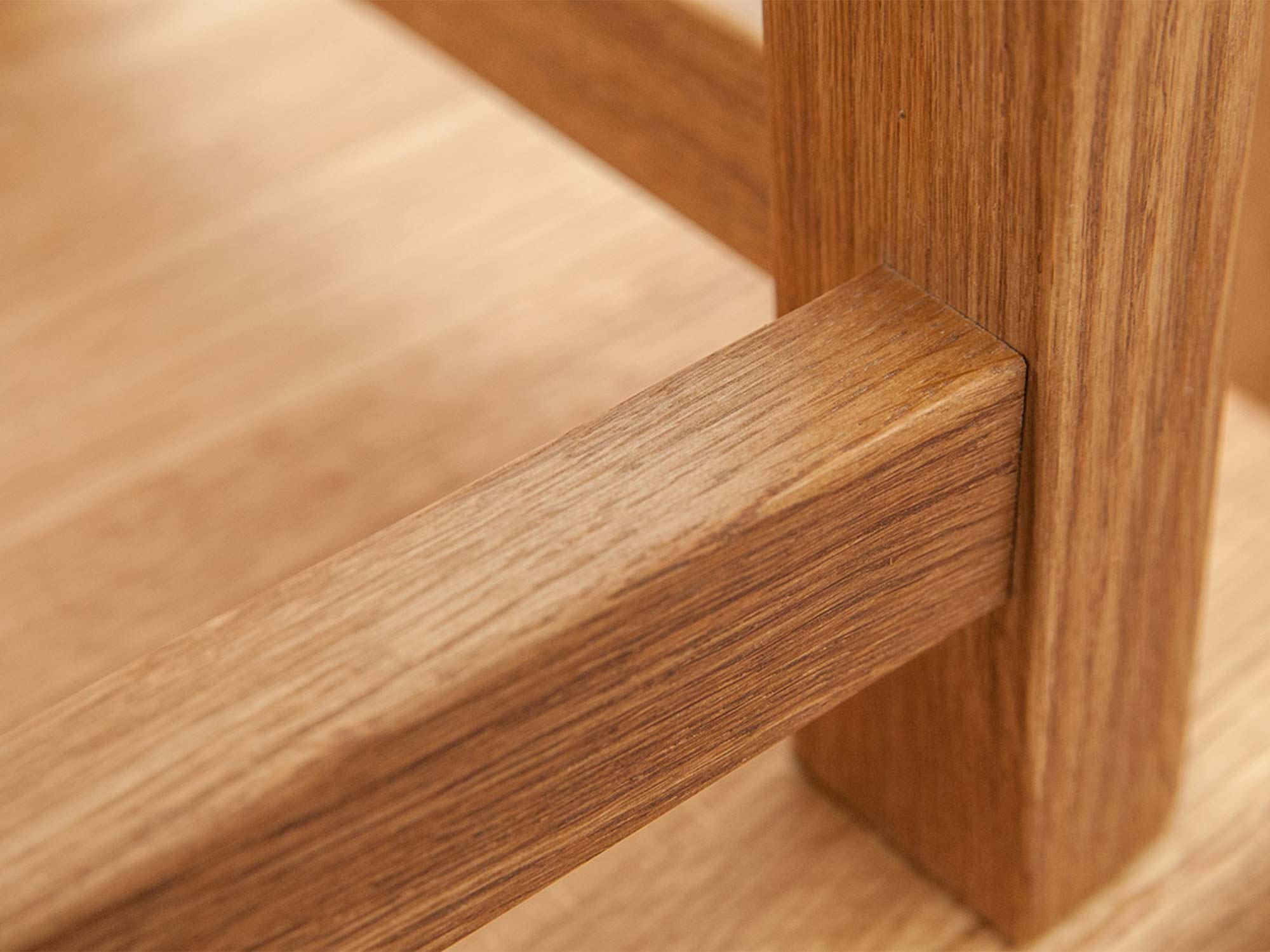 Zaokrąglone łączenie nóg w stoliku z litego drewna