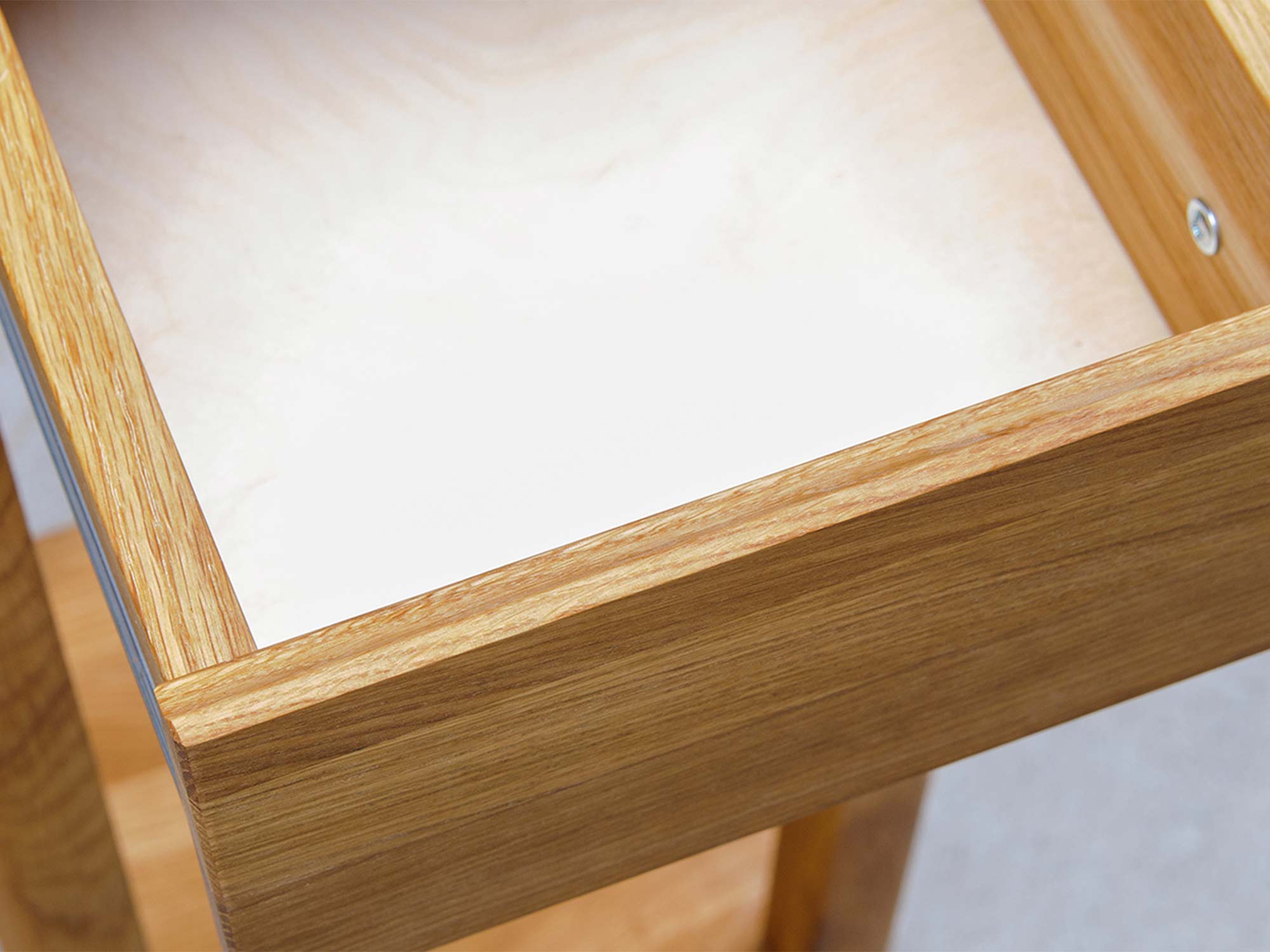 Prowadnica szuflady w stoliku z naturalnego drewna