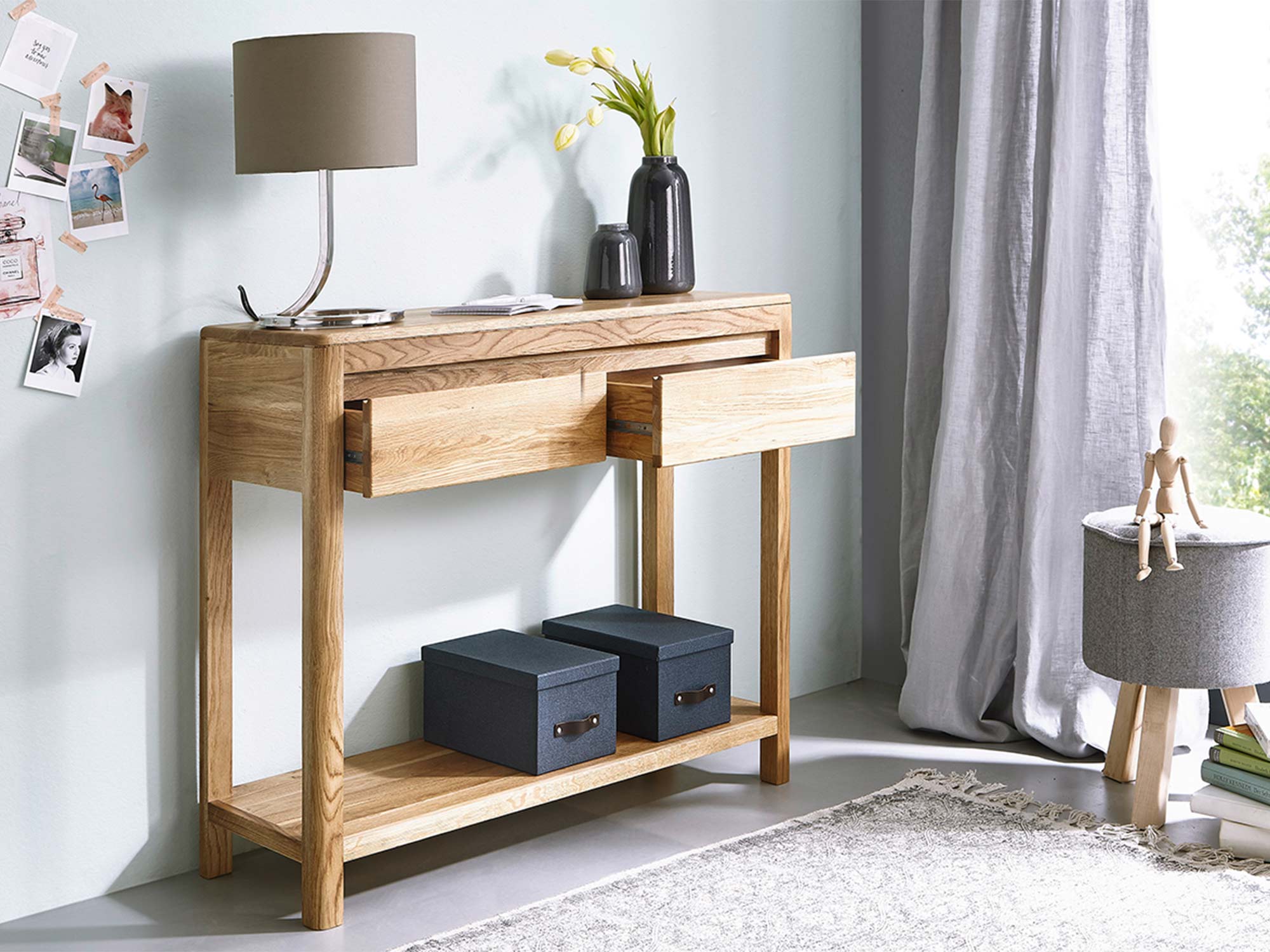 Konsola z drewna dębowego z półką dolną i dekoracjami