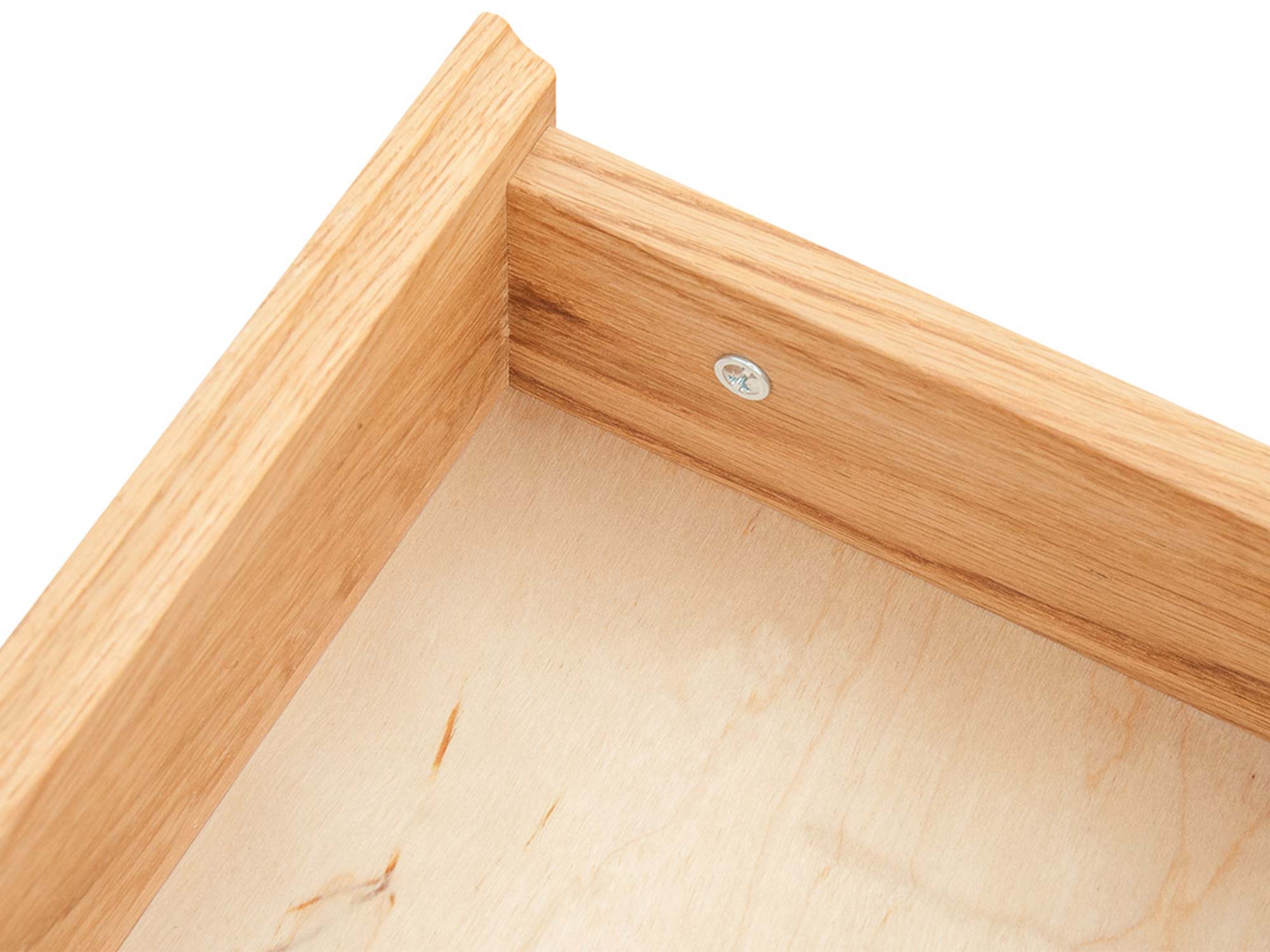 Zbliżenie na szufladę z drewna i metalowy mechanizm