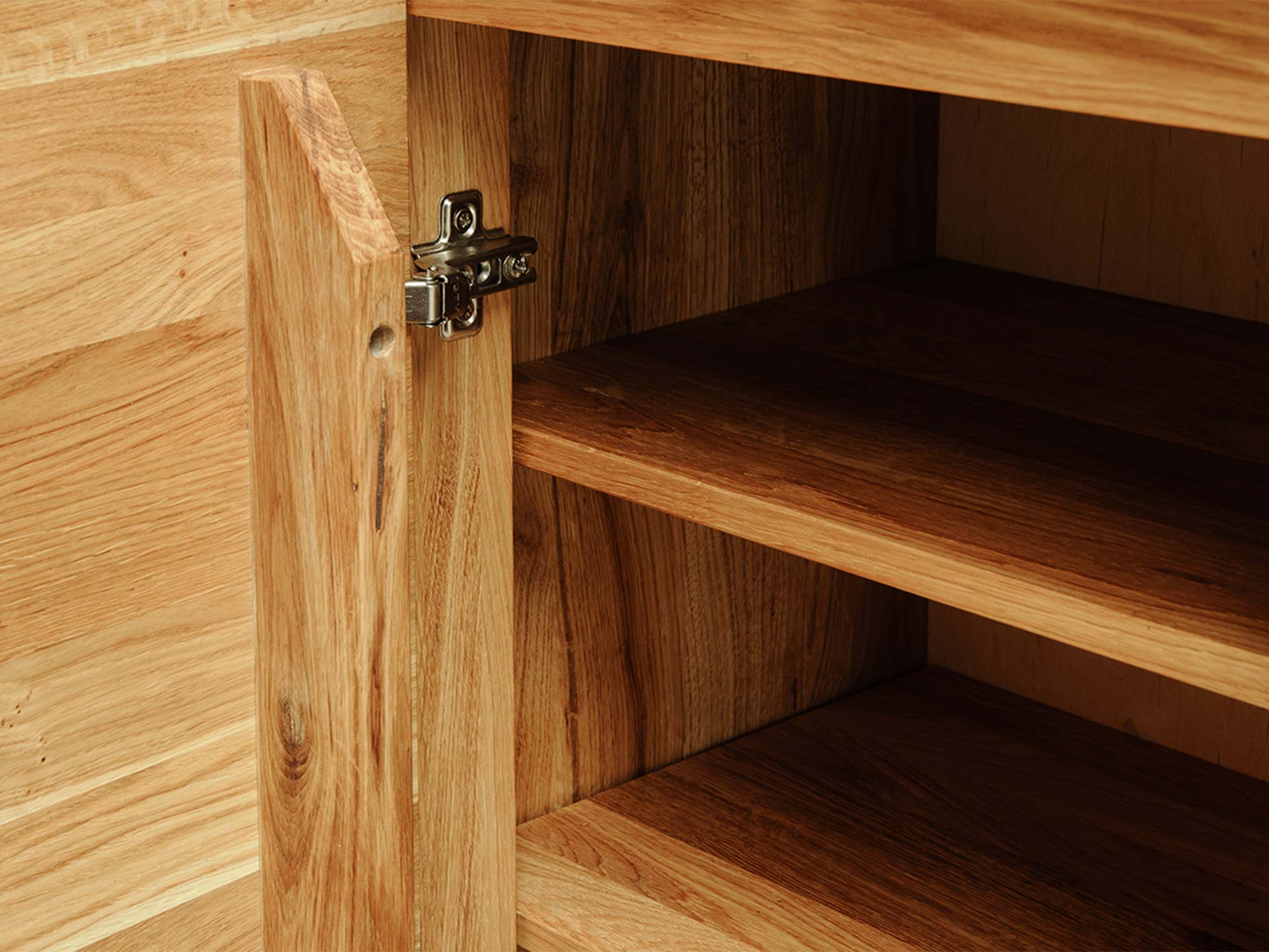 Wnętrze mebla z półkami z litego drewna i zawiasem