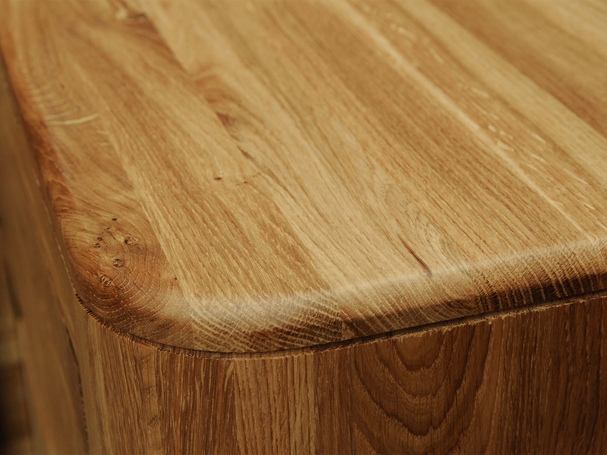 Zaokrąglony narożnik szafki z naturalnego drewna dębowego