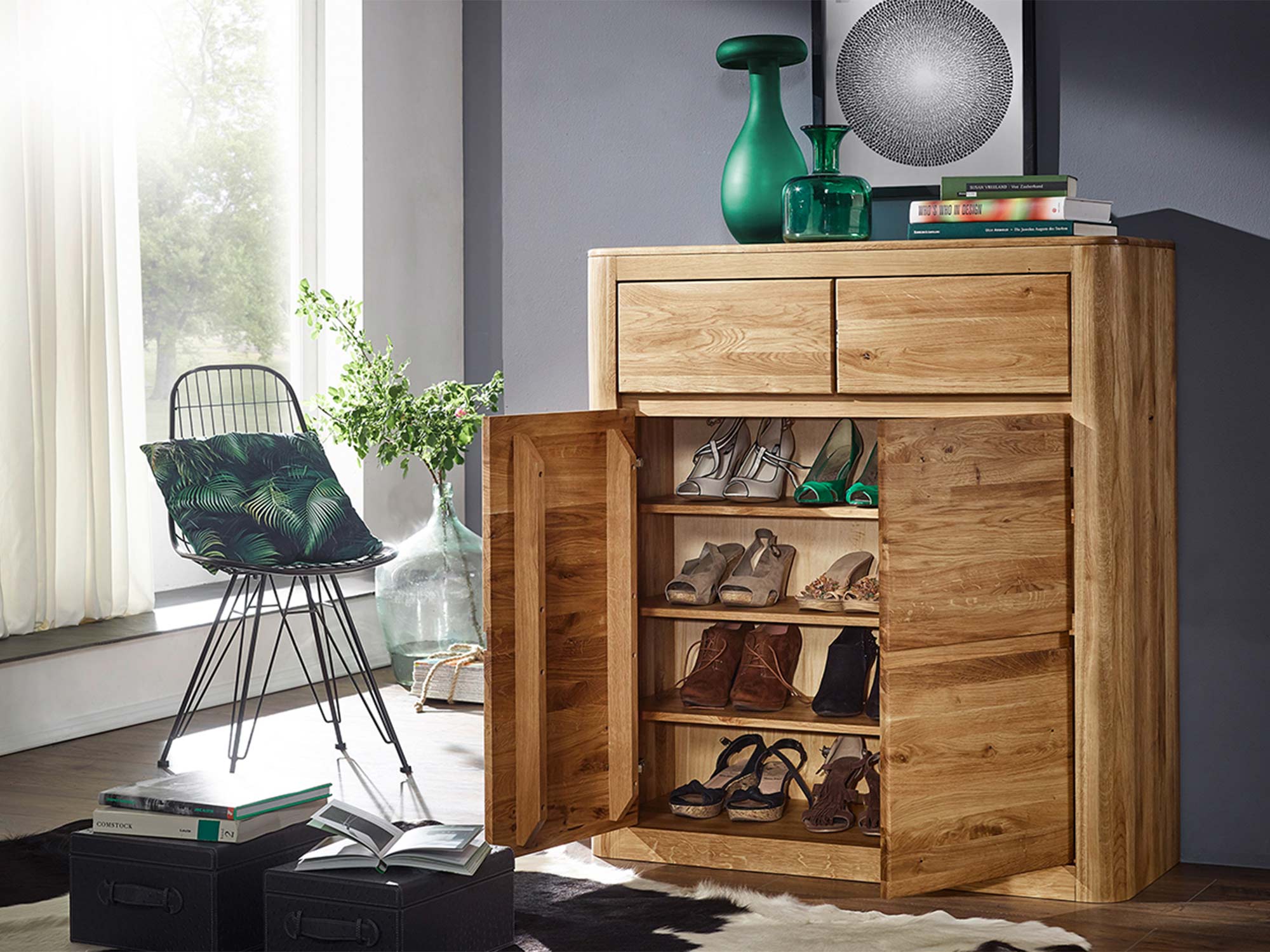 Komoda z drewna do przechowywania butów w nowoczesnym wnętrzu