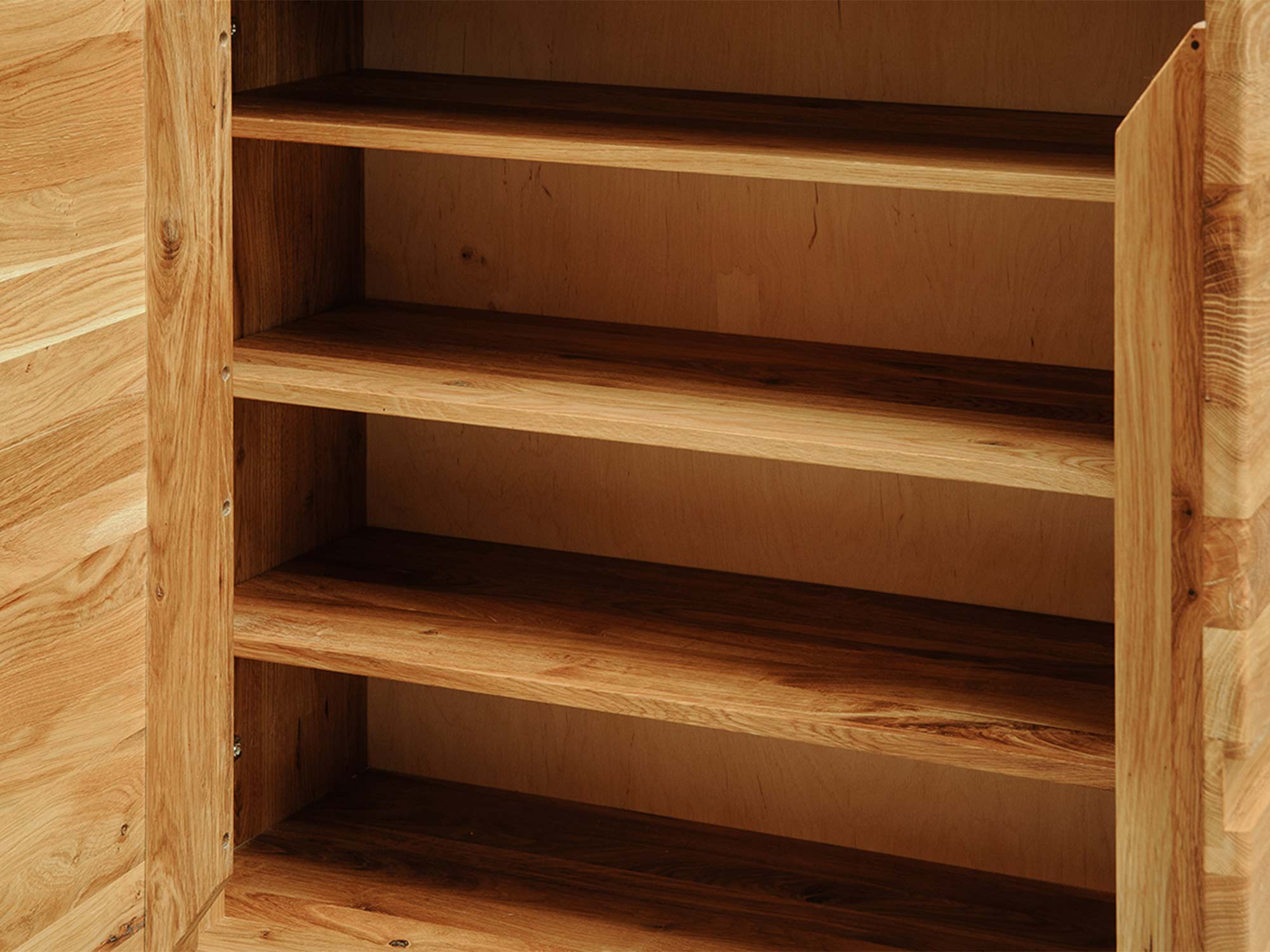 Półki wewnętrzne w szafce na buty z drewna dębowego