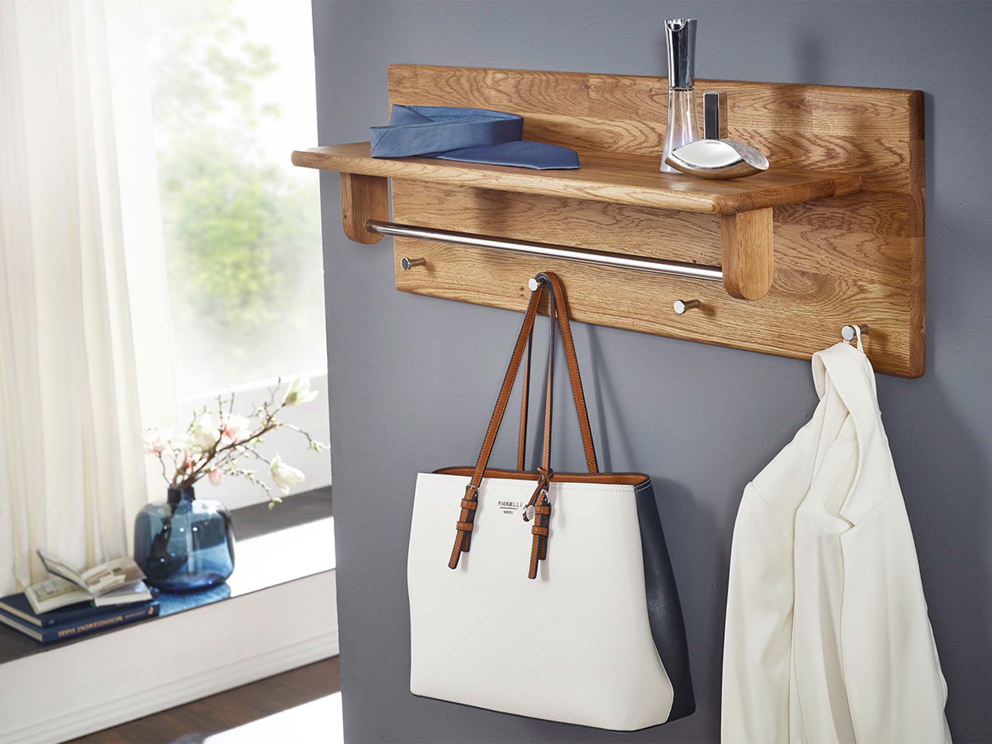 Wieszak z drewna z metalowymi haczykami do przedpokoju