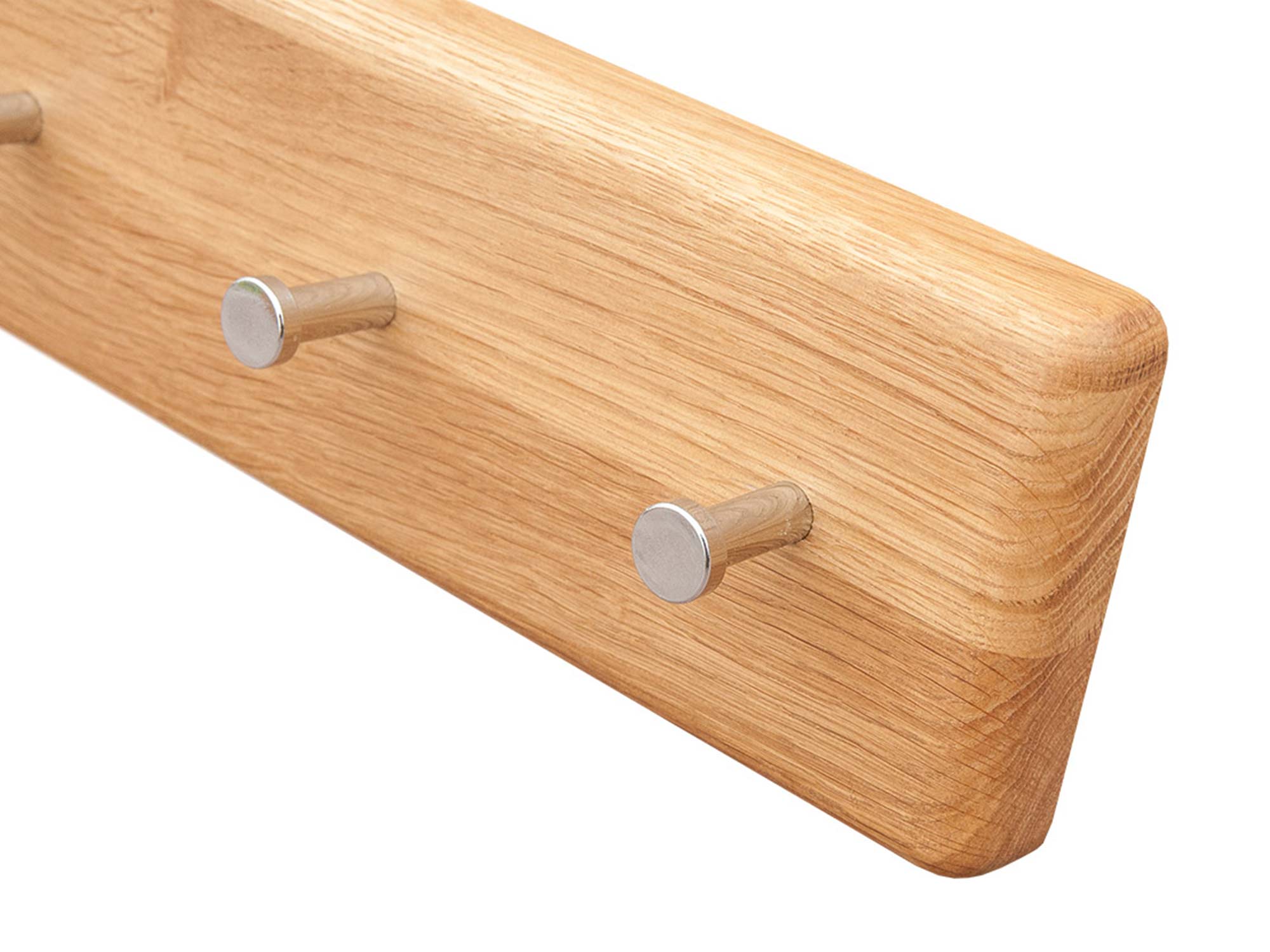 Wieszak ścienny z drewnianym panelem i dwoma metalowymi śrubami