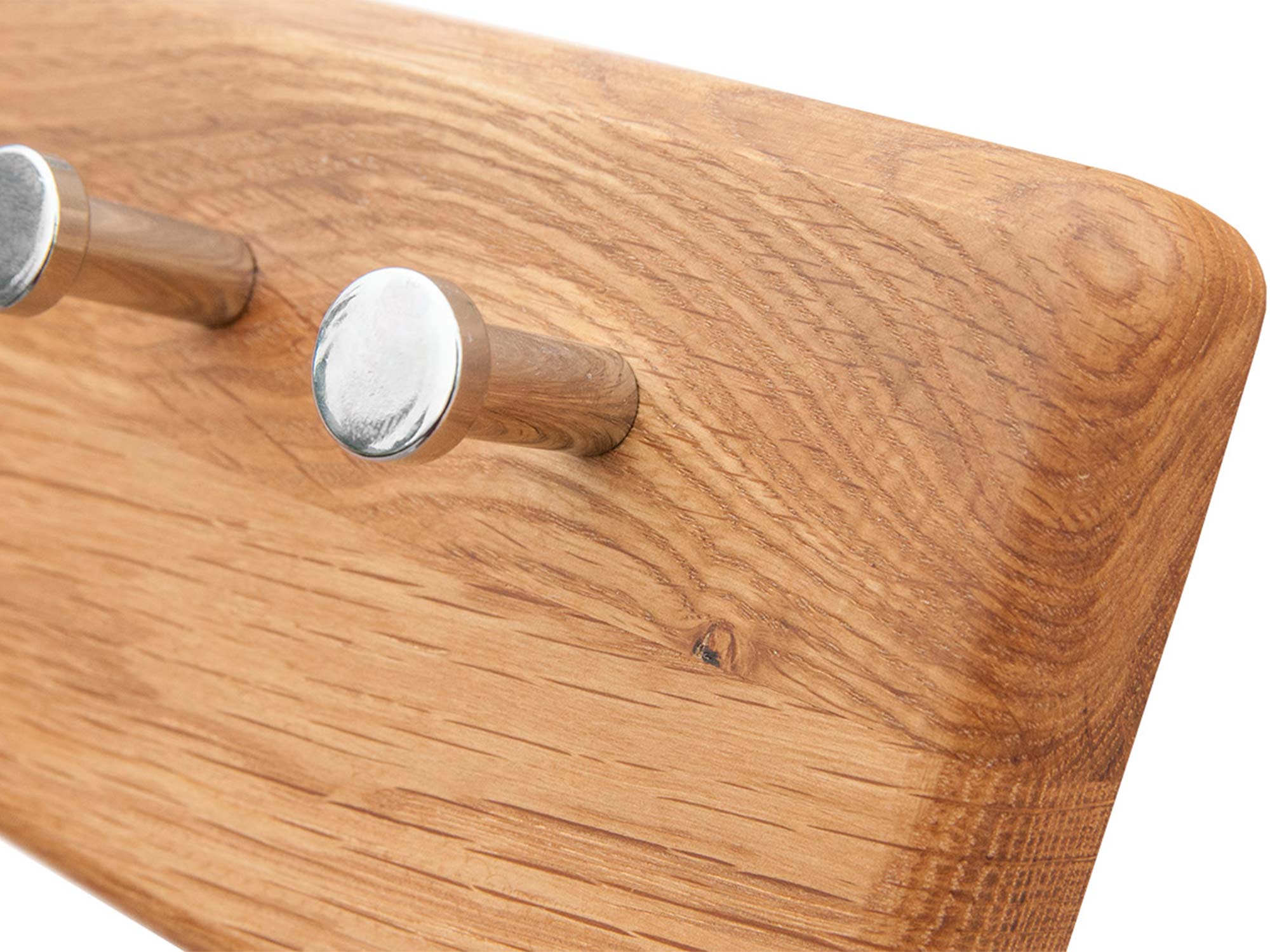 Zbliżenie na haczyk stalowy w dębowym wieszaku ściennym