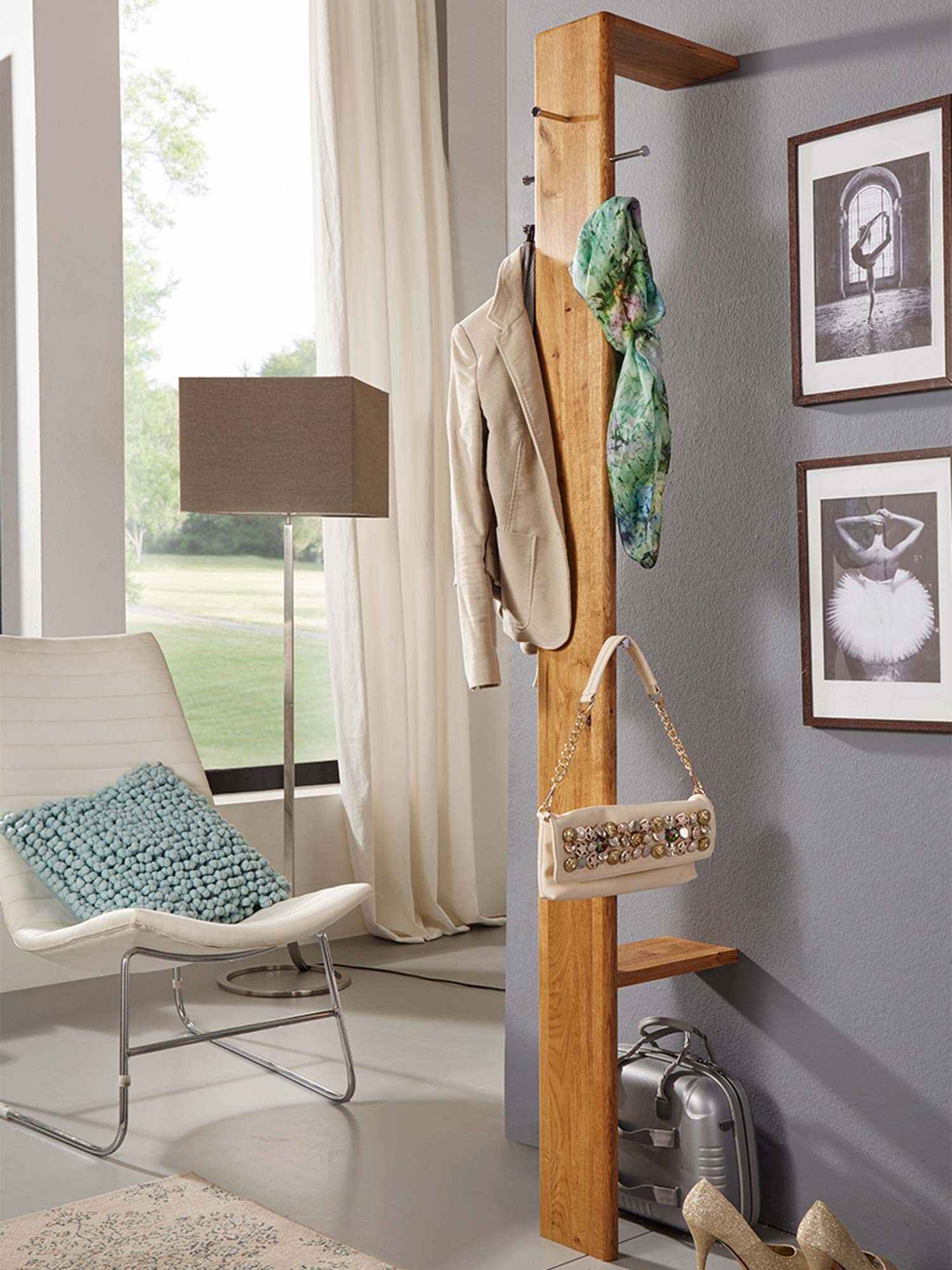 Detal drewna w pionowym elemencie wieszaka z dębu