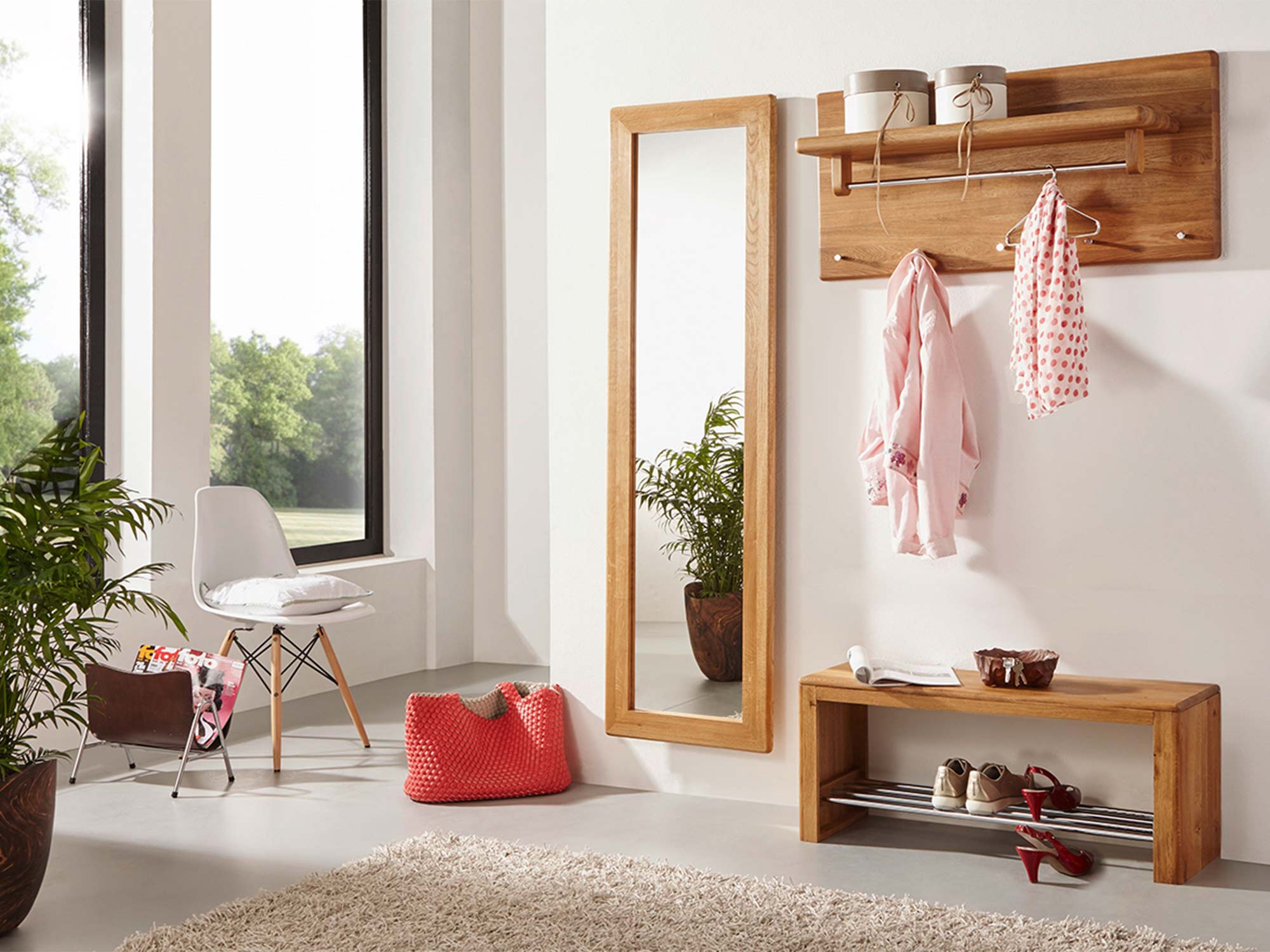 Aranżacja przedpokoju z lustrem i drewnianym wieszakiem