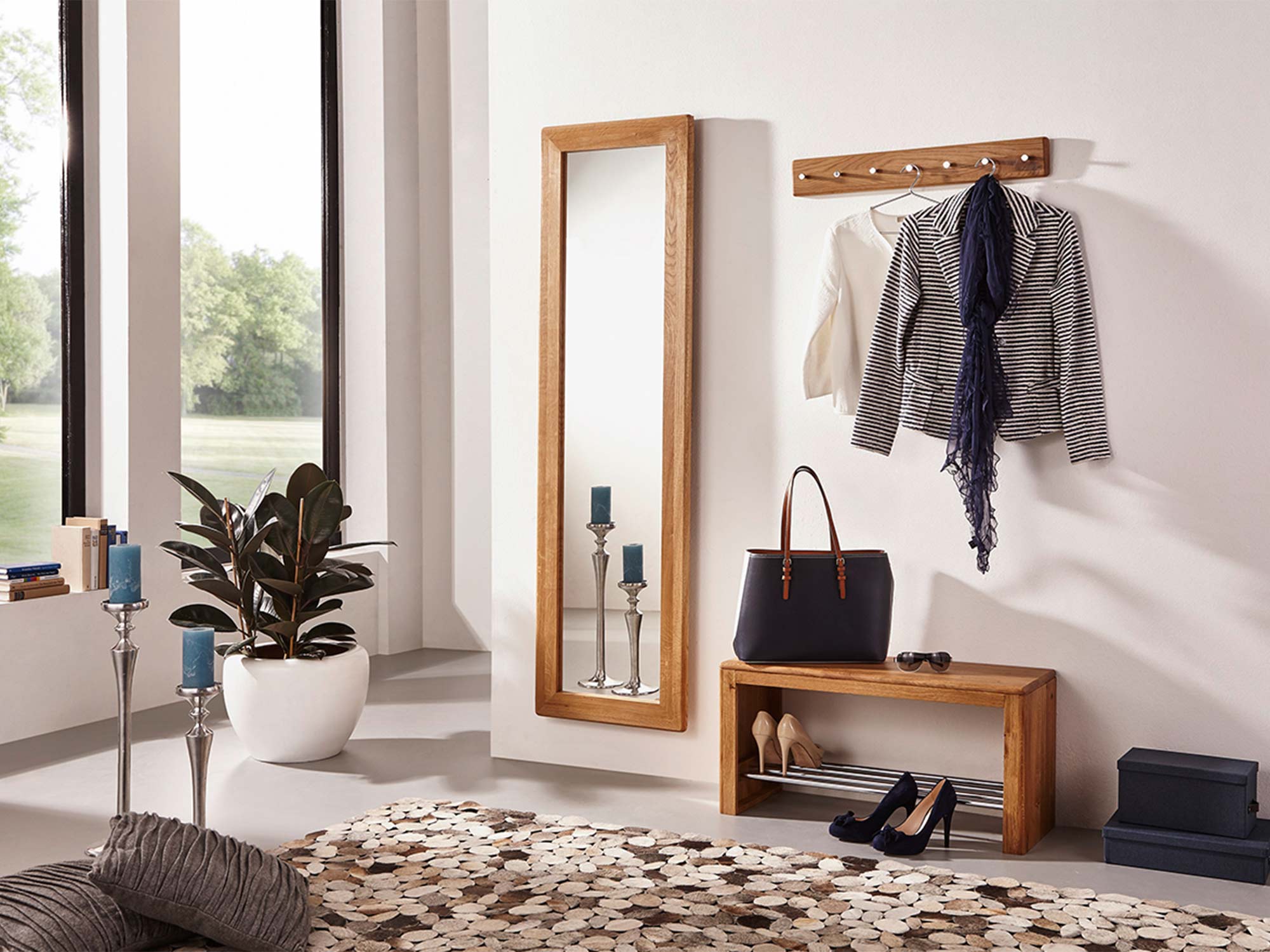 Aranżacja przedpokoju z lustrem i szafką na buty