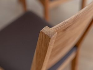 Miniatura 1 - Pohled z zadní části na dřevěné opěradlo židle jadalnianego