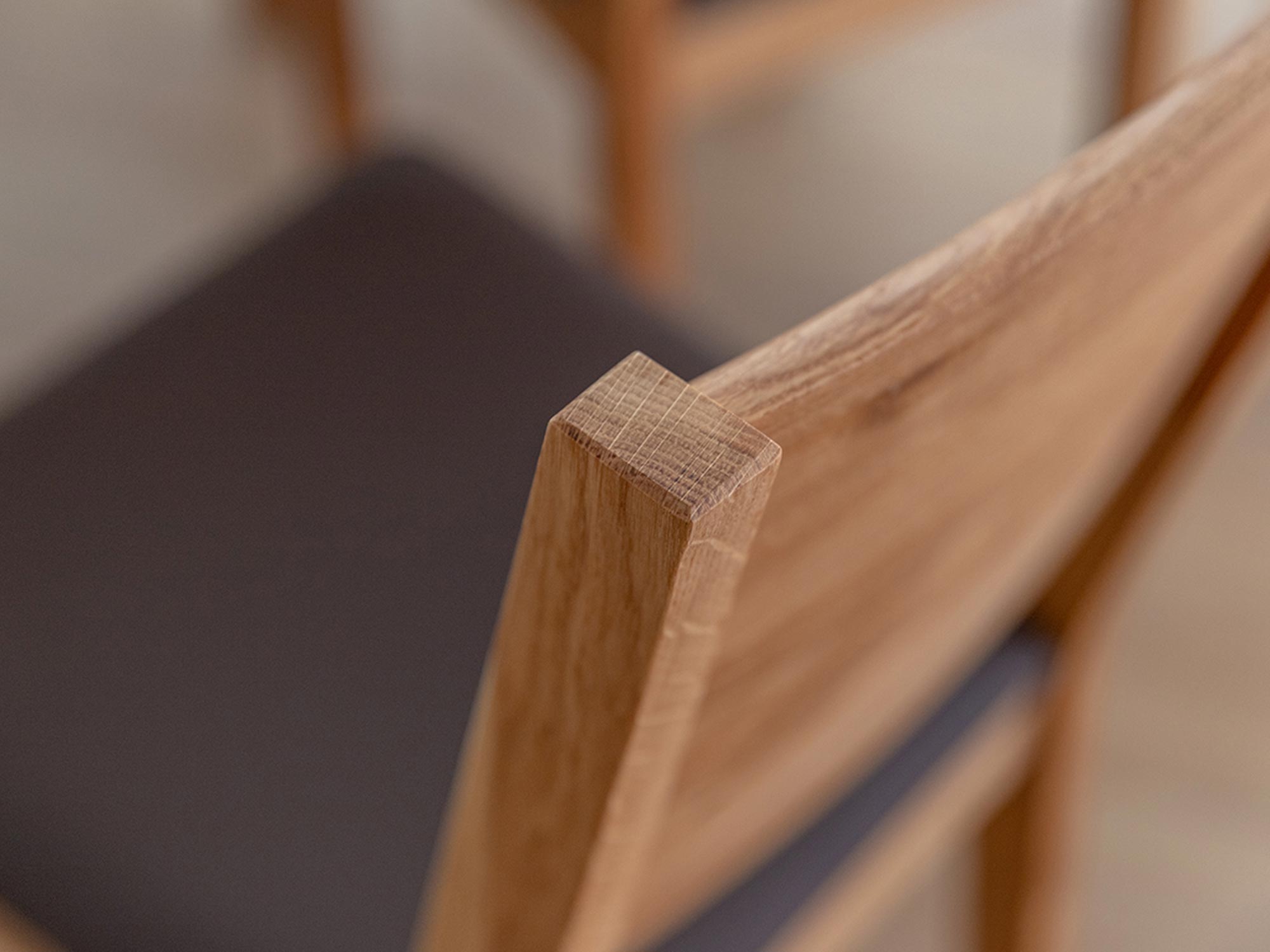 Widok z tyłu na drewniane oparcie krzesła jadalnianego