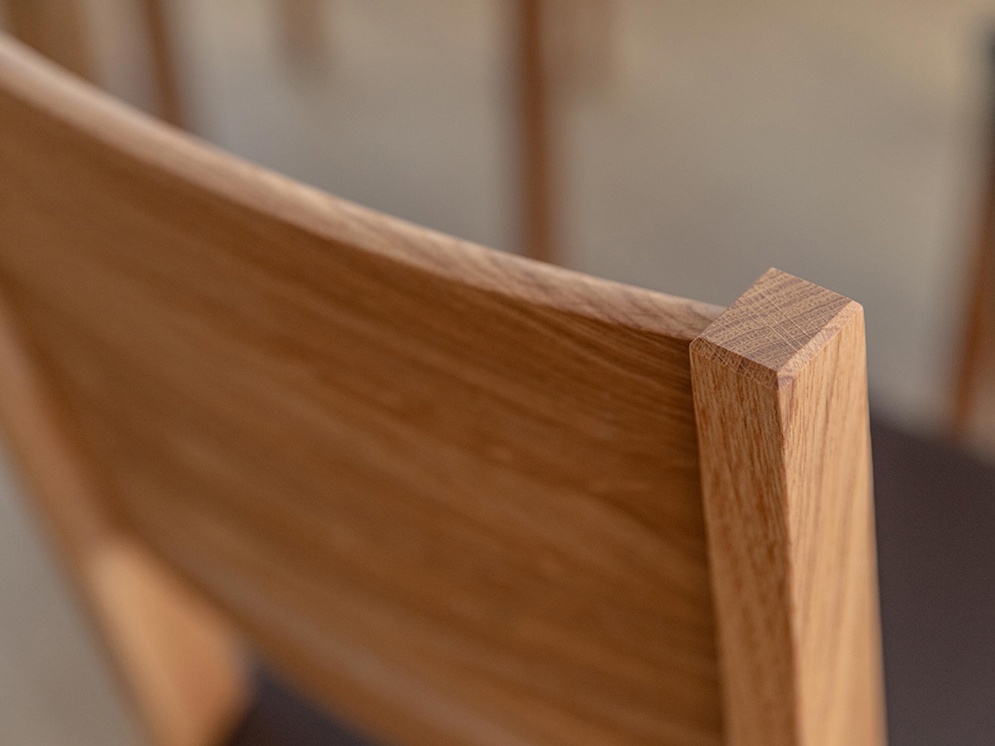 Oparcie krzesła z drewna dębowego, profilowane zakończenie