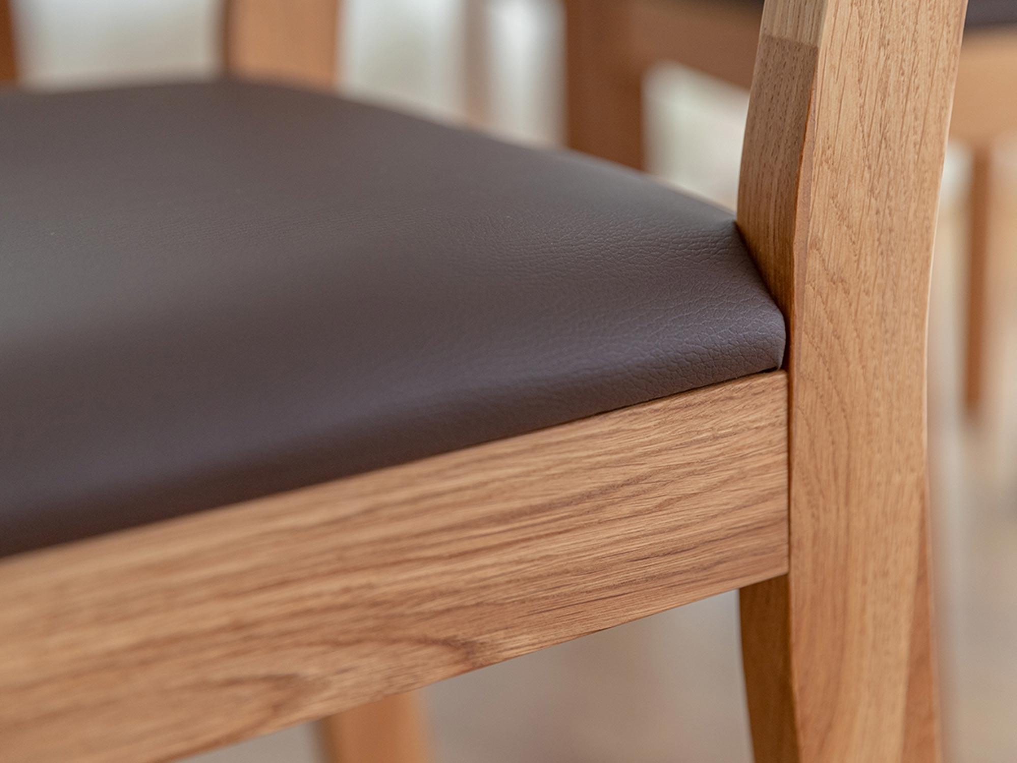 Czarne siedzisko krzesła na konstrukcji z litego drewna dębowego