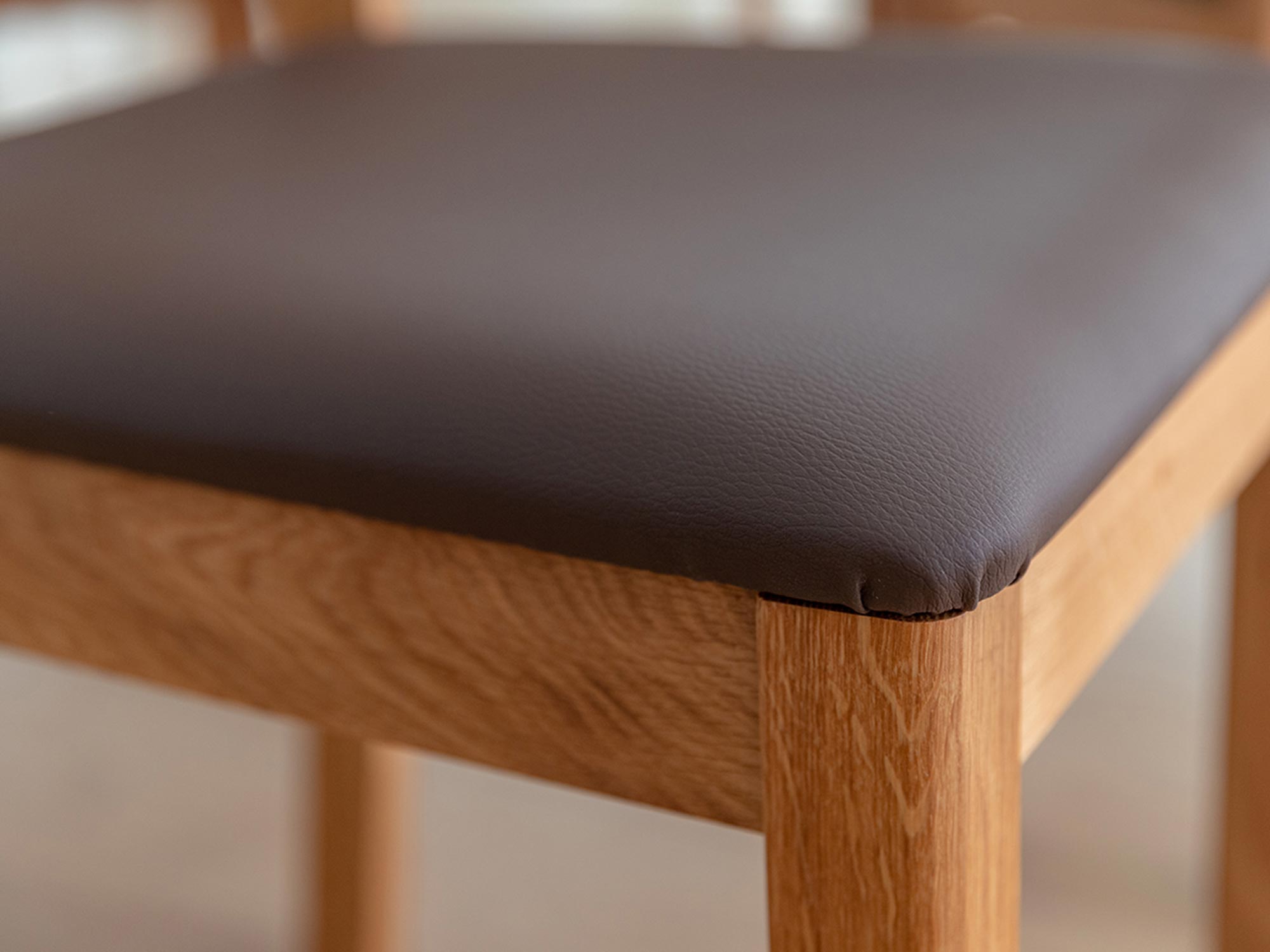 Tapicerowane siedzisko krzesła z zaokrąglonym narożnikiem