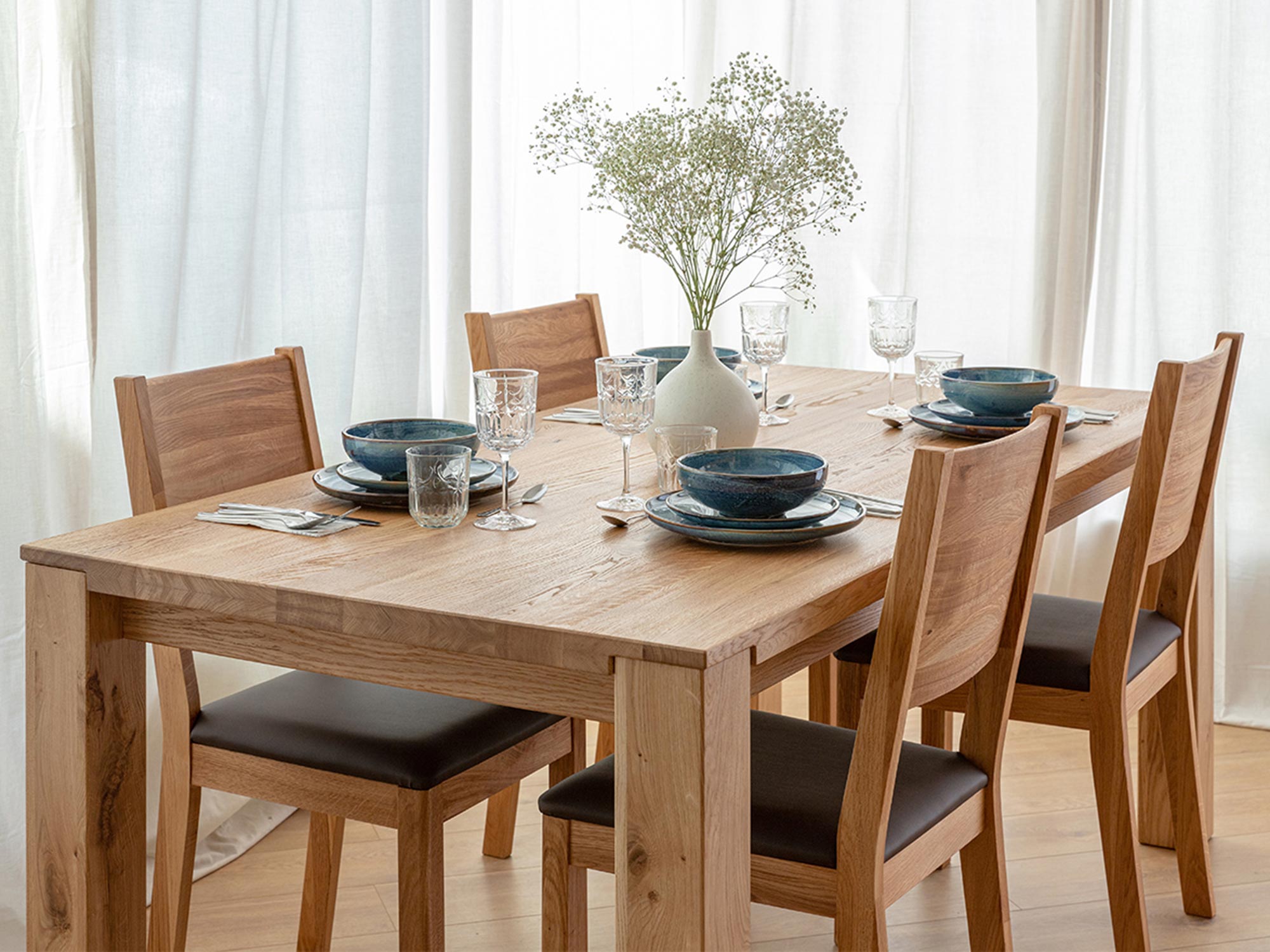 Stół jadalniany z czterema krzesłami i jasnym tłem