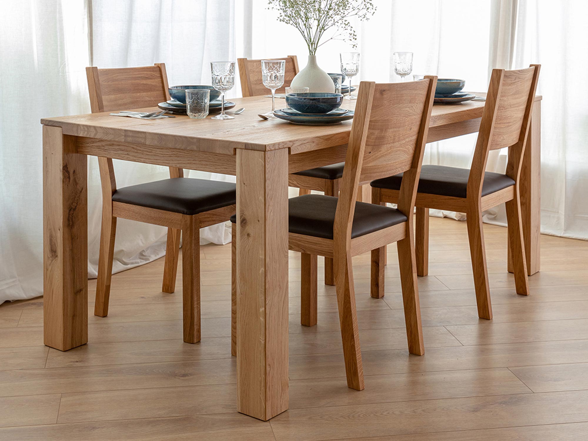 Zestaw dębowych krzeseł i stołu w jadalni w stylu skandynawskim