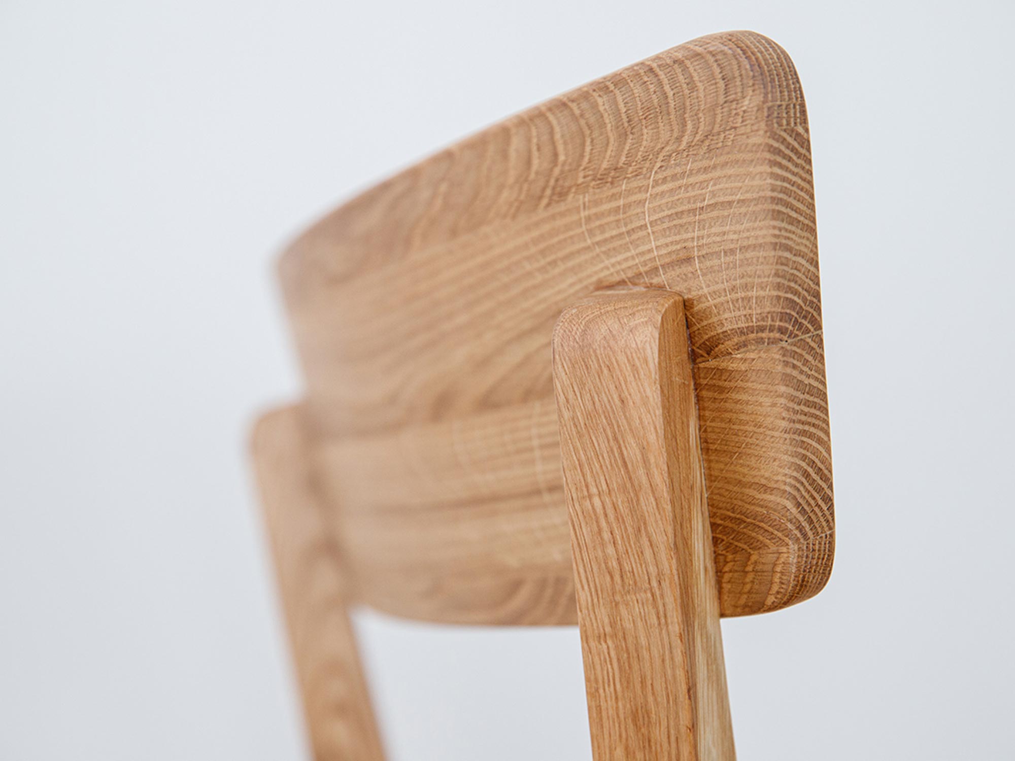 Oparcie drewnianego krzesła