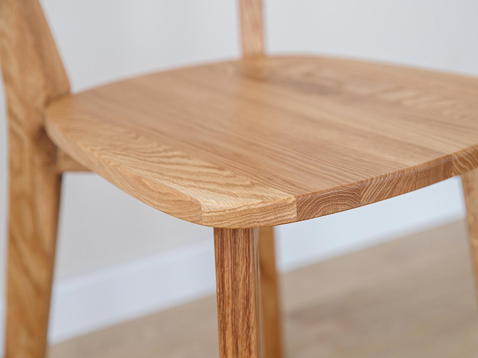 Krzesło z drewnianym oparciem