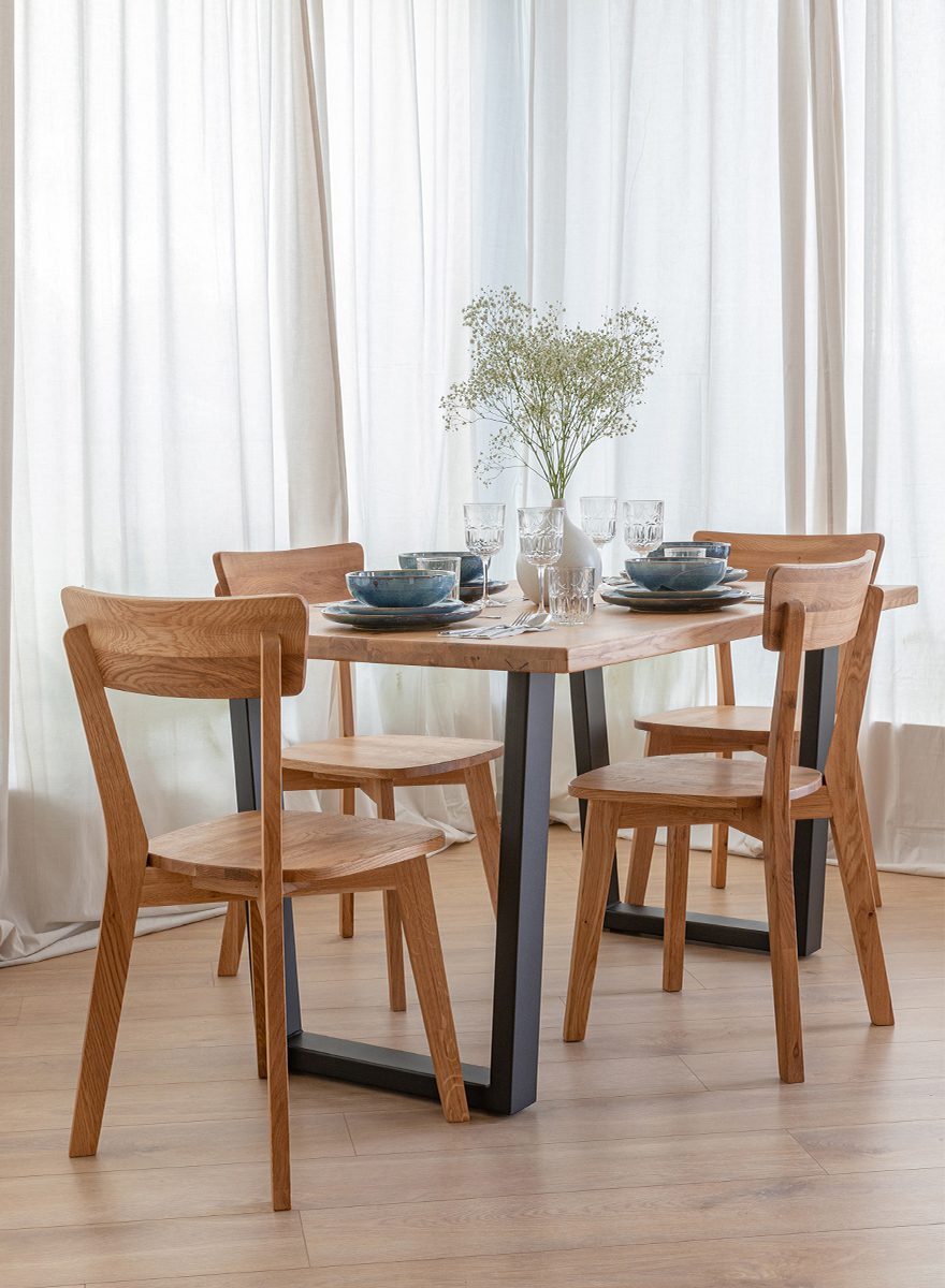 Krzesła z tapicerowanym siedziskiem i stołem z litego drewna